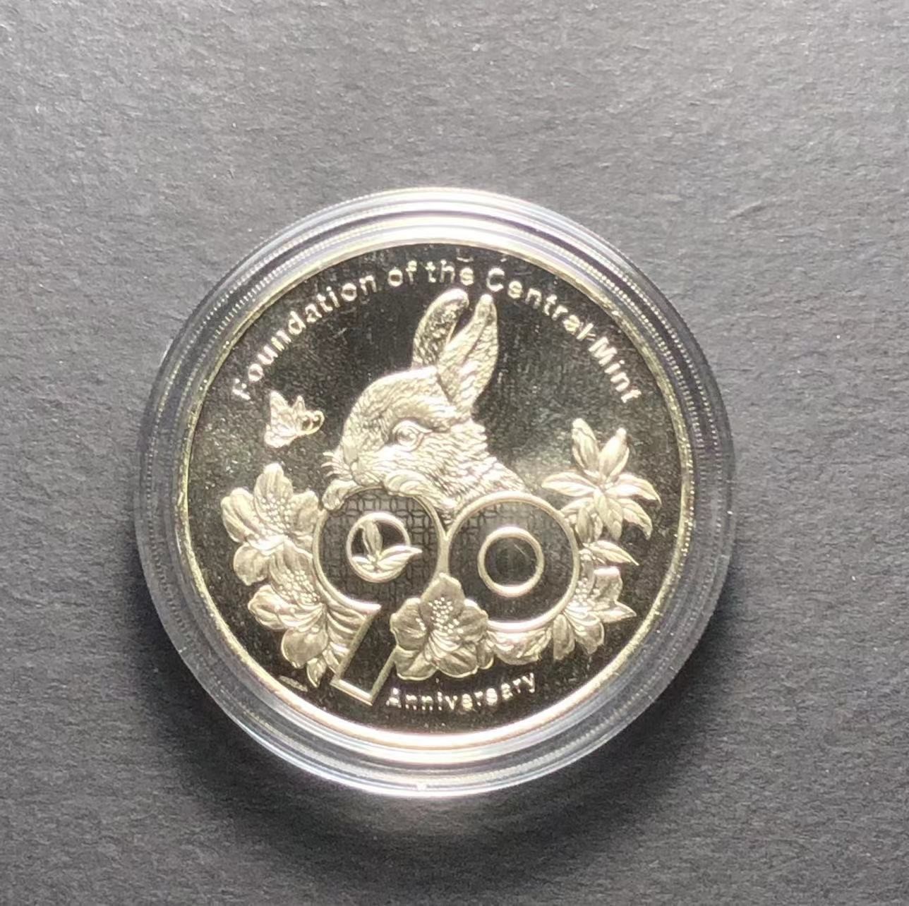 草稿银行第七期国内外钞票硬币拍卖 中国台湾 中央造币厂开铸90周年纪念铜章，正面为行政大楼为主图和文字说明，背面为2023年生肖结合及90周年字样环绕花卉。原证原盒，发行量仅5000枚，首次公瞩该平台。