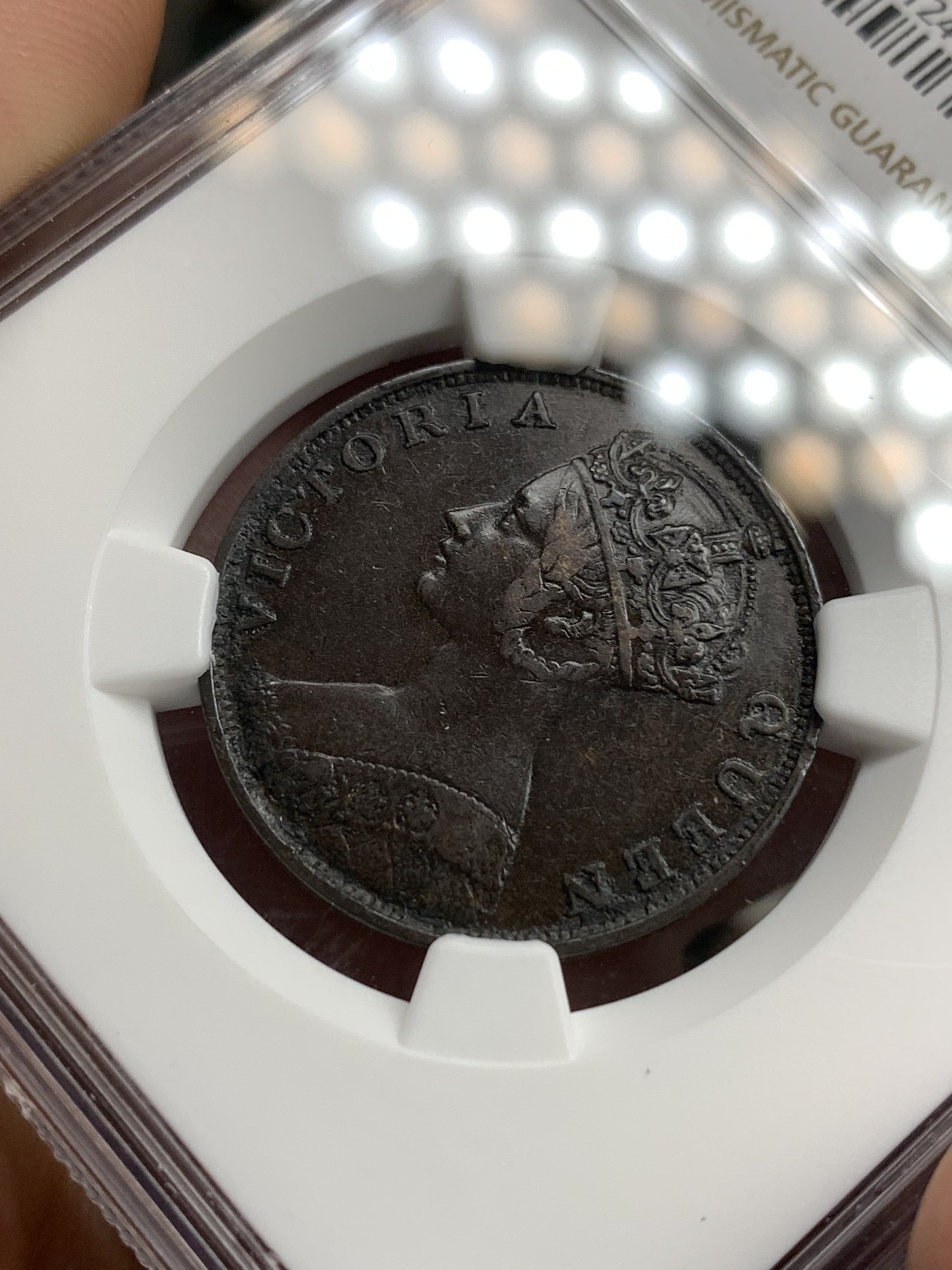 《竞宝斋》第180场-周日，周一2场 (全场包邮) NGC VF 中国 香港1863年一仙巧克力包浆铜币