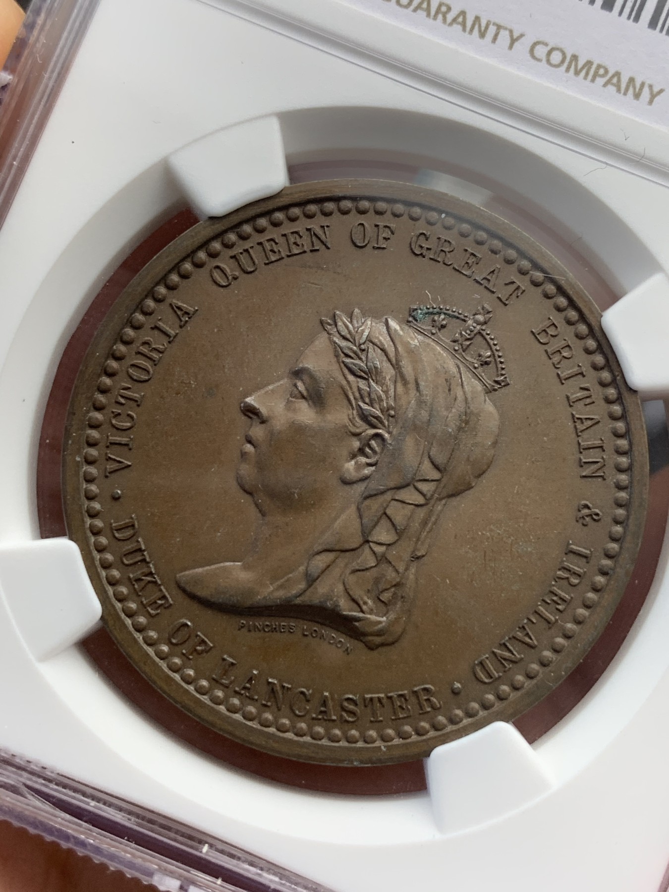 《竞宝斋》第180场-周日，周一2场 (全场包邮) NGC-MS63 1887年维多利亚加冕50周年黄金禧年铜章，背兰开斯特城堡和徽章，少见品种带高级原装木盒。