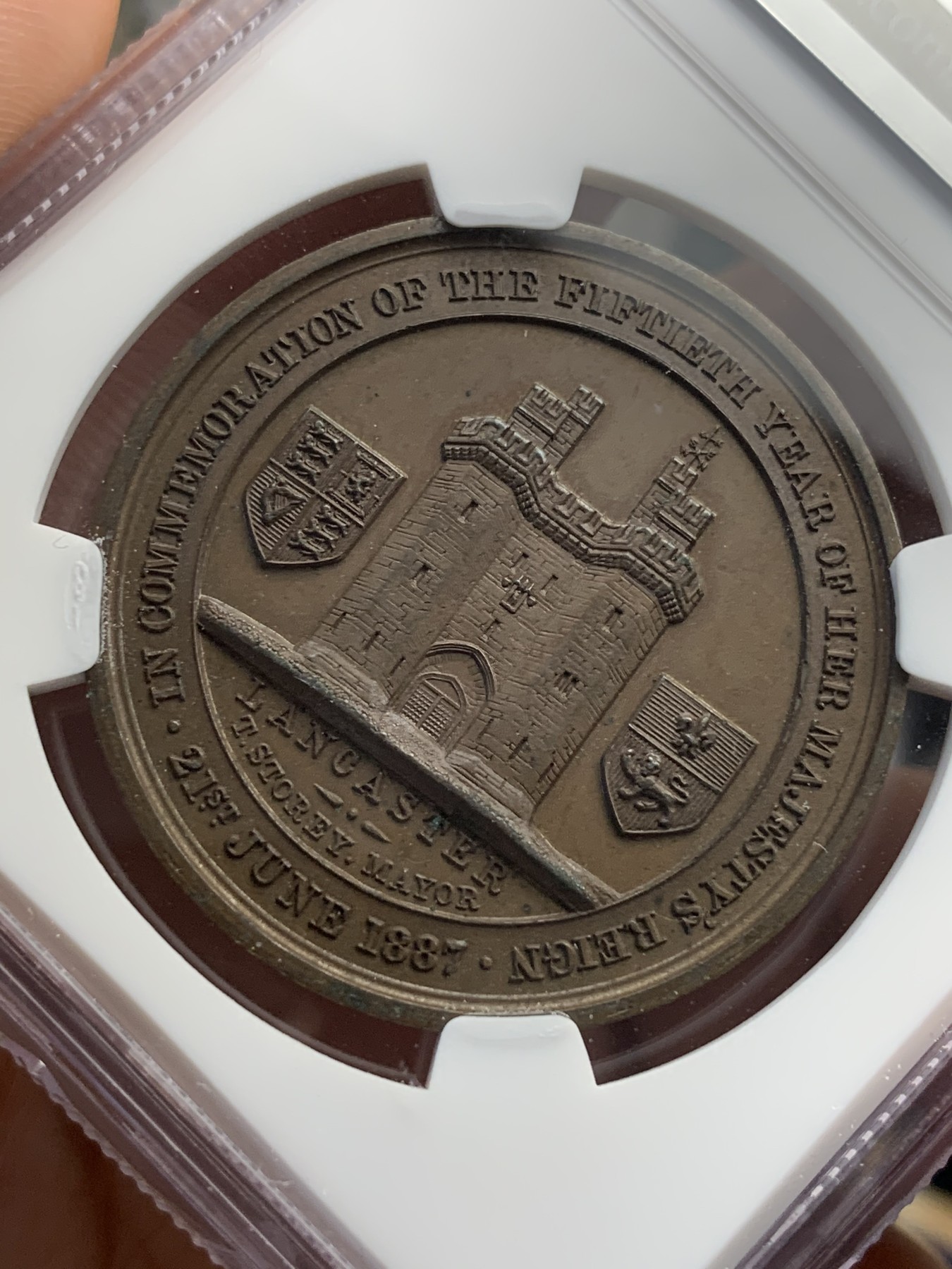 《竞宝斋》第180场-周日，周一2场 (全场包邮) NGC-MS63 1887年维多利亚加冕50周年黄金禧年铜章，背兰开斯特城堡和徽章，少见品种带高级原装木盒。