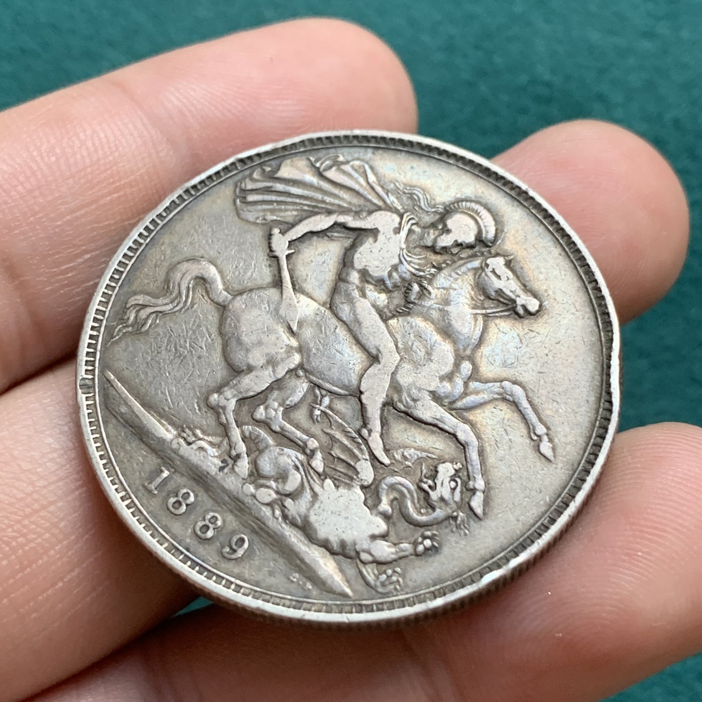 《竞宝斋》第180场-周日，周一2场 (全场包邮) 英国 1889年维多利亚高冠马剑克朗大银币，流通品相老包浆，味道舒服 细节见图