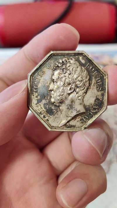 橡树集藏-006场 海纳百川 1834年法国银章 波尔多商会 正面是法国国王路易菲利普 背面是运载罗盘的波尔多商船 非常漂亮 镜面底板高浮雕unc顶级品相 黑彩老包浆滴水未下 手指边铭 33mm 20g