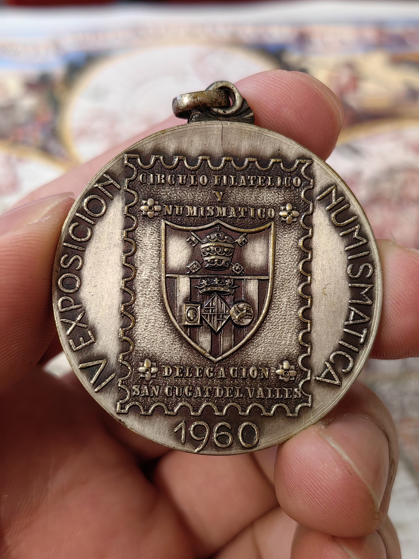 橡树集藏-006场 海纳百川 钱币元素纪念章，描绘了意大利马车，英国新便士样币，八个里亚尔等众多经典图案，很有意思的小玩具。