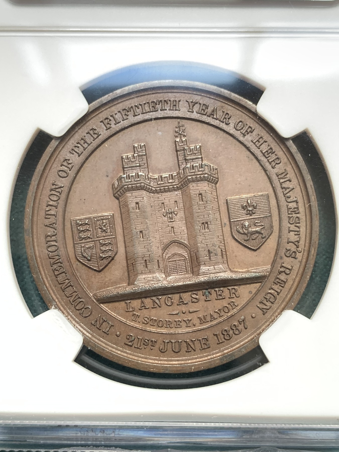 《竞宝斋》第180场-周日，周一2场 (全场包邮) NGC-MS63 1887年维多利亚加冕50周年黄金禧年铜章，背兰开斯特城堡和徽章，少见品种带高级原装木盒。