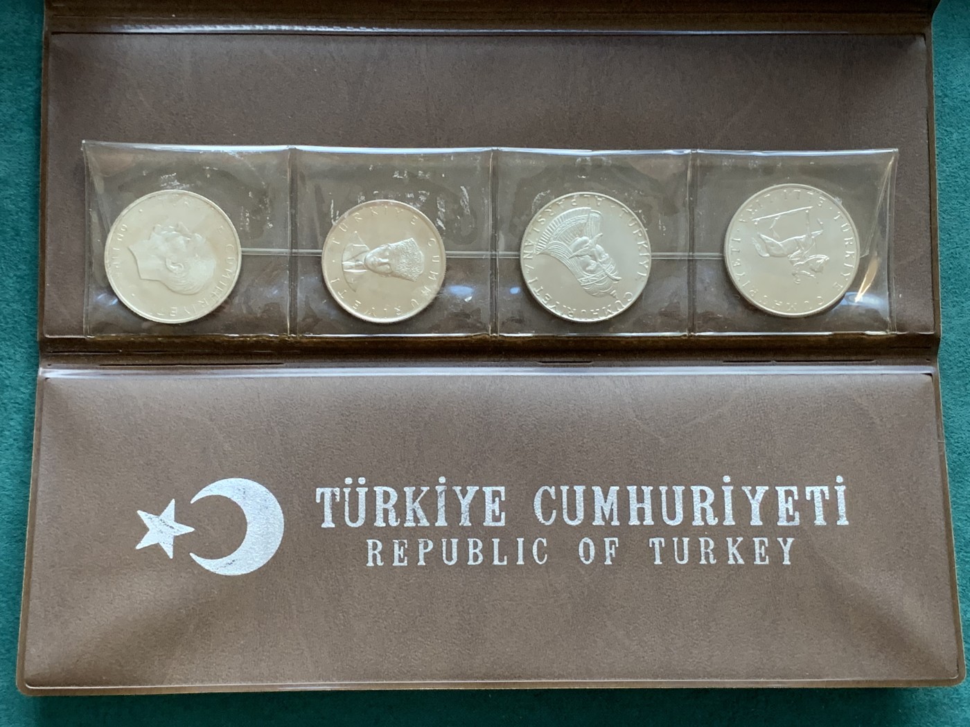 《竞宝斋》第180场-周日，周一2场 (全场包邮) 土耳其历史人物大钱包精制银币4枚，土耳其第一版纪念银币，主题鲜明，制作精美。分别为1960年土耳其国父凯末尔10里拉，1970年土耳其大国民议会25里拉，1971年土耳其苏丹阿尔帕斯朗50里拉，1972年土耳其民族解放战争50里拉。