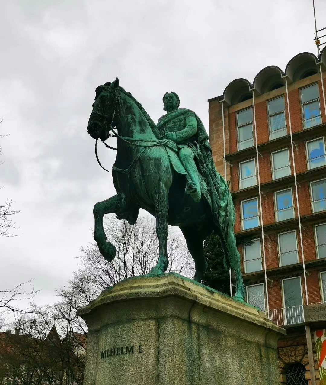 橡树集藏-006场 海纳百川 ngc-Ms63 1897年德国威廉一世银章，诞辰百年纪念，忠诚为国。双面灰彩包浆，浅浮雕设计。底板高点完美，实物低评。  正面戎装皇帝头像，铭文威廉大帝。背面一颗百年橡树，中间隔开，上书铭文: 你是帝国的中流砥柱，犹如橡树之躯干，坚定且忠诚， 造就独立之德国。 数据库唯一评级，冠军分。市面仅见，德国橡树题材币章大热门，可遇不可求。大尺寸银章，设计独特。