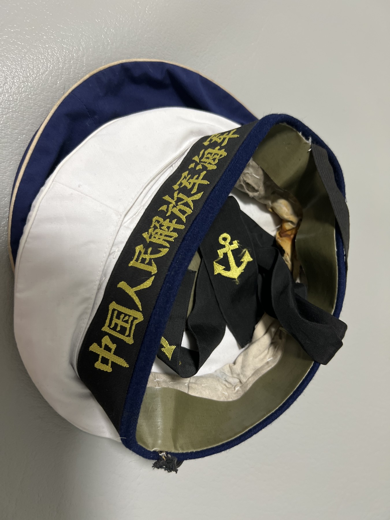 第一次麦稀奇拍卖 74式水兵帽 3号58-56可戴 帽体有损后修复 挂钩完好 帽内钢丝圈缺失