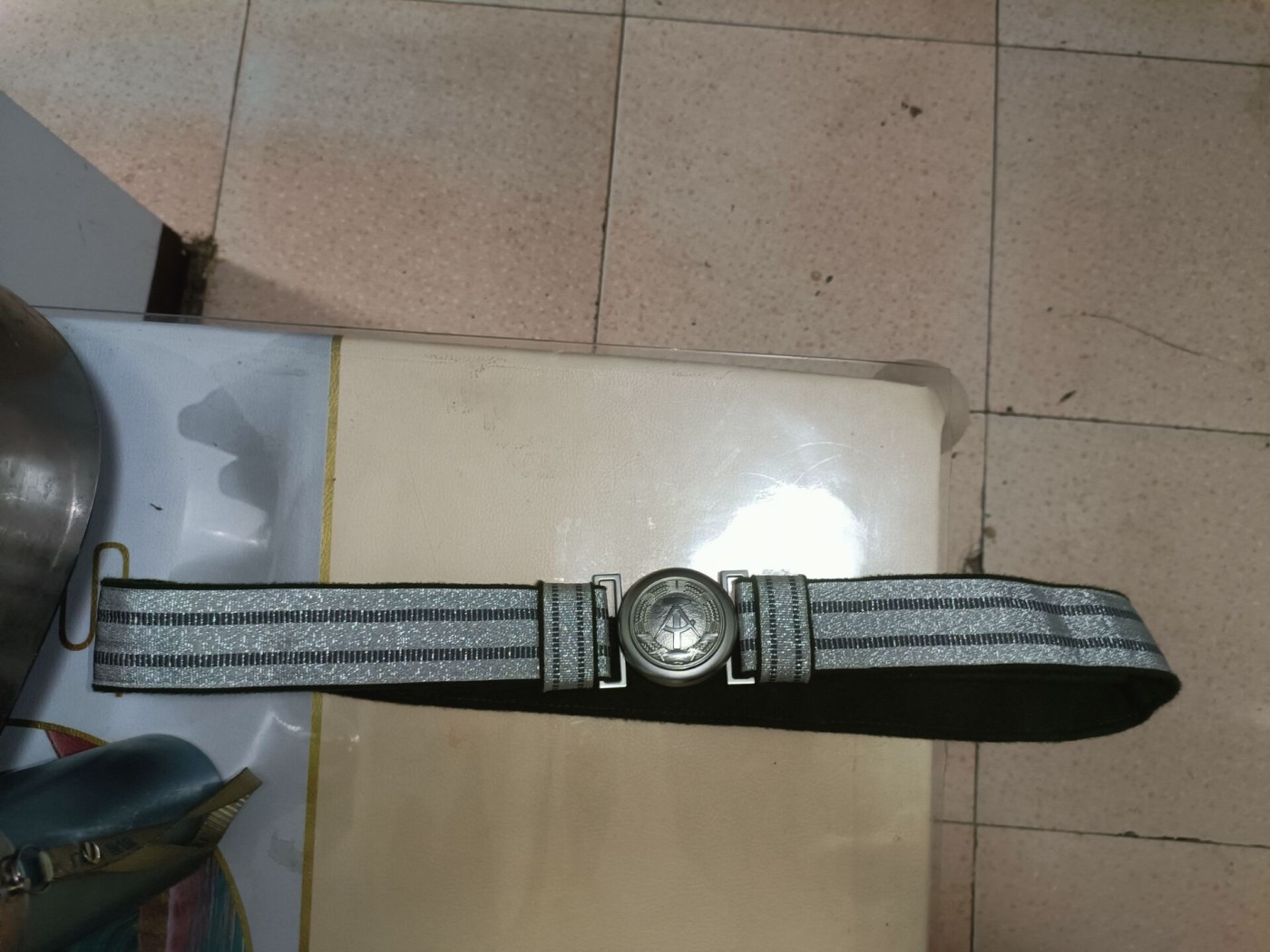 第一次麦稀奇拍卖 高总复刻东德礼服腰带