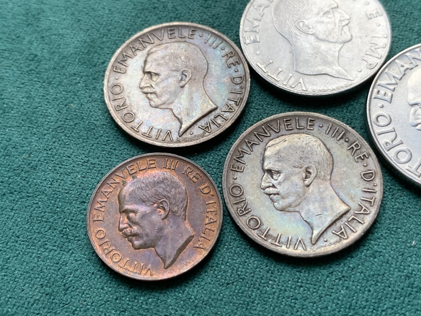 《竞宝斋》第180场-周日，周一2场 (全场包邮) 意大利钱币一组，含1927年5里拉835高银币两枚+1922年5分+1940里拉+1940年50分，高品相，原始状态老包浆，传世味道一流