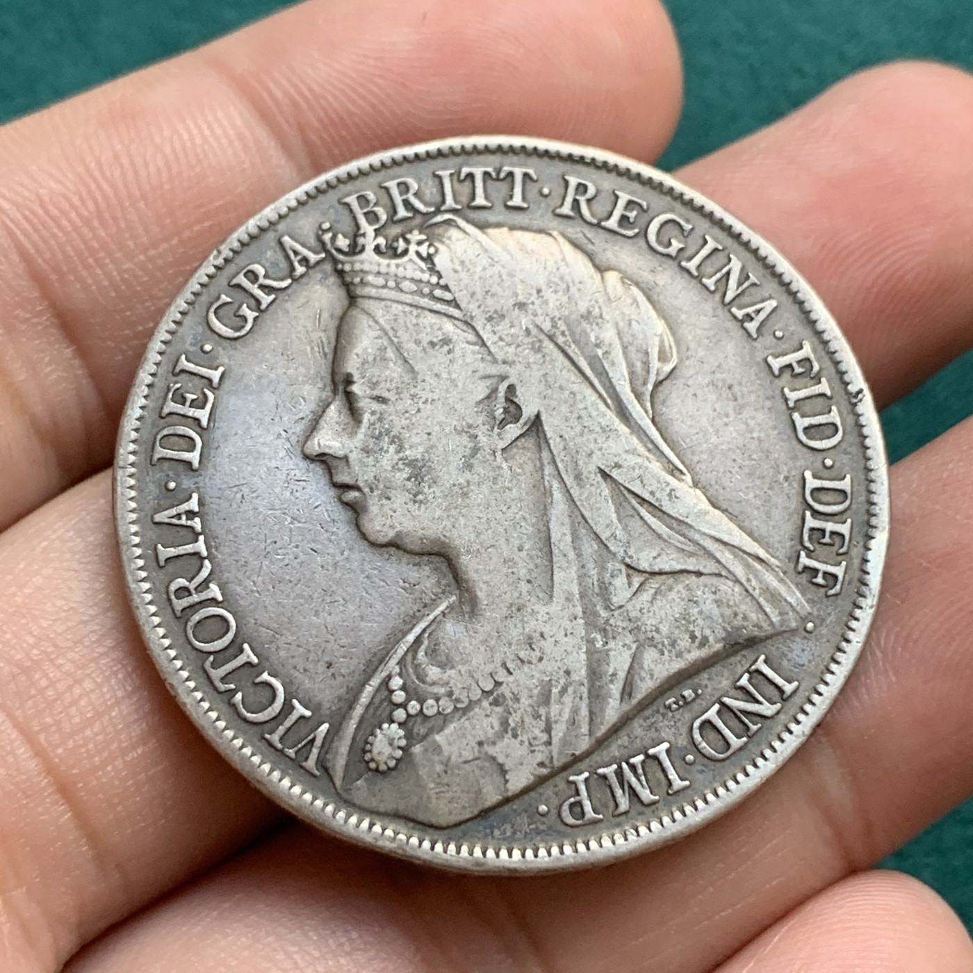 《竞宝斋》第180场-周日，周一2场 (全场包邮) 英国 1899年维多利亚披纱版马剑克朗大银币，流通品相老包浆，味道舒服