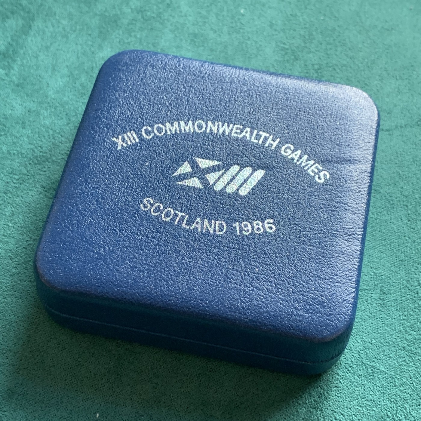 《竞宝斋》第180场-周日，周一2场 (全场包邮) 英国1986年2镑精制纪念银币PROOF， 原盒证，首枚2英镑纪念币