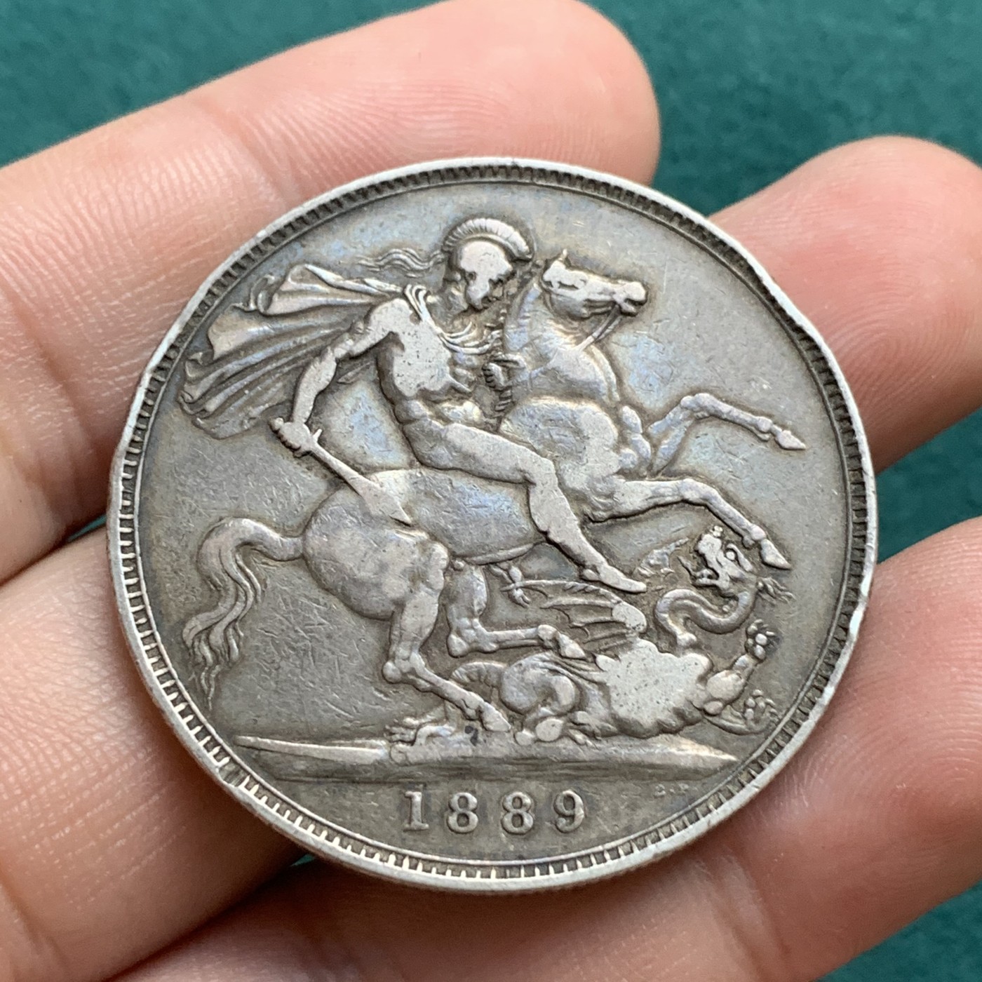 《竞宝斋》第180场-周日，周一2场 (全场包邮) 英国 1889年维多利亚高冠马剑克朗大银币，流通品相老包浆，味道舒服 细节见图