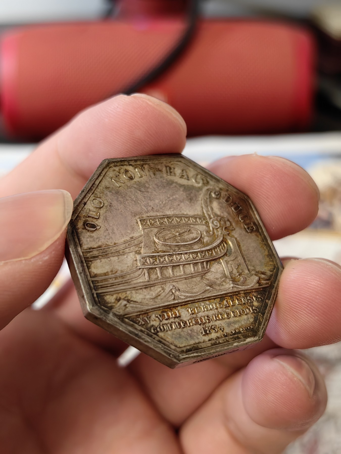 橡树集藏-006场 海纳百川 1834年法国银章 波尔多商会 正面是法国国王路易菲利普 背面是运载罗盘的波尔多商船 非常漂亮 镜面底板高浮雕unc顶级品相 黑彩老包浆滴水未下 手指边铭 33mm 20g