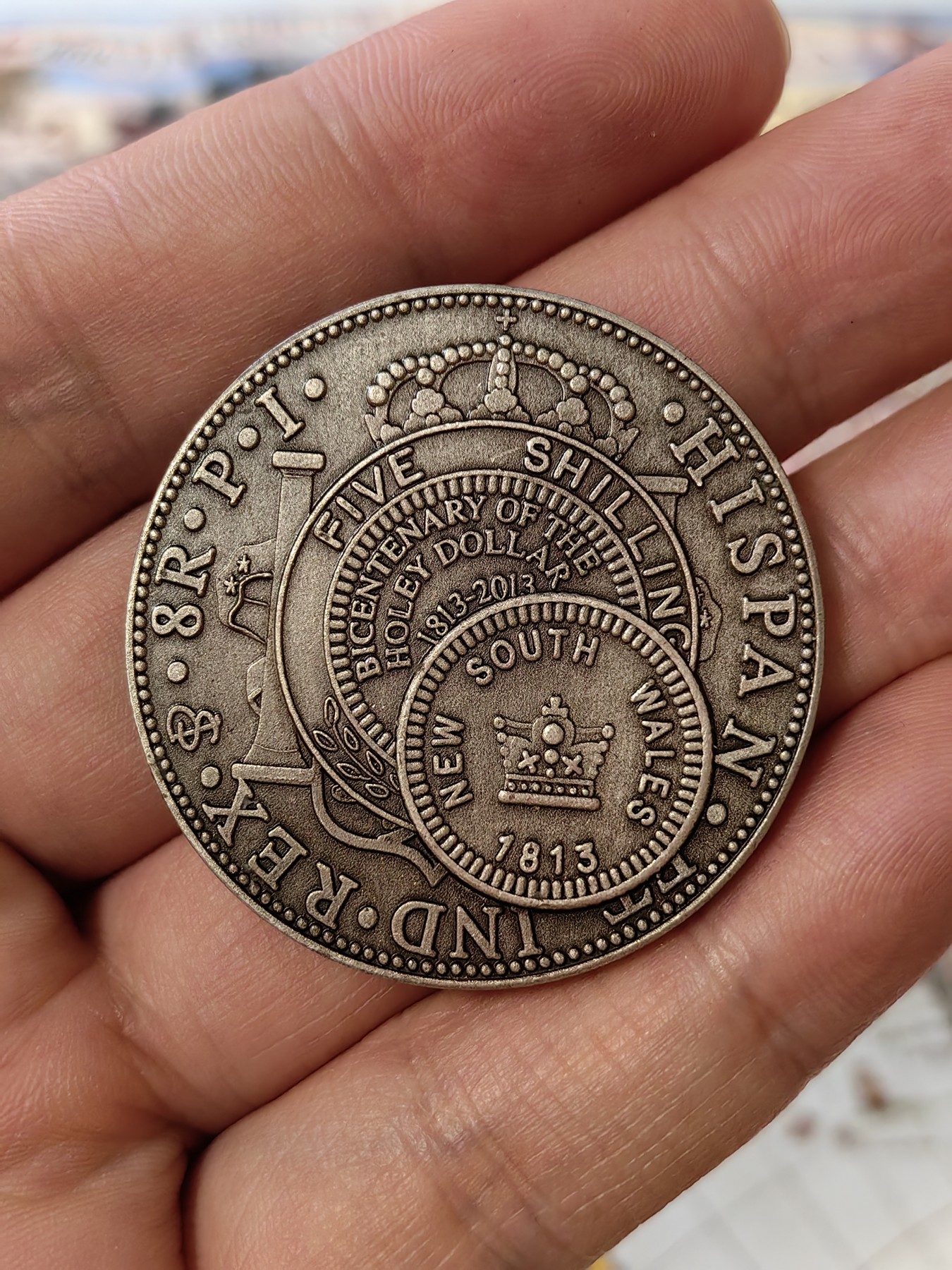 橡树集藏-006场 海纳百川 钱币元素纪念章，描绘了意大利马车，英国新便士样币，八个里亚尔等众多经典图案，很有意思的小玩具。