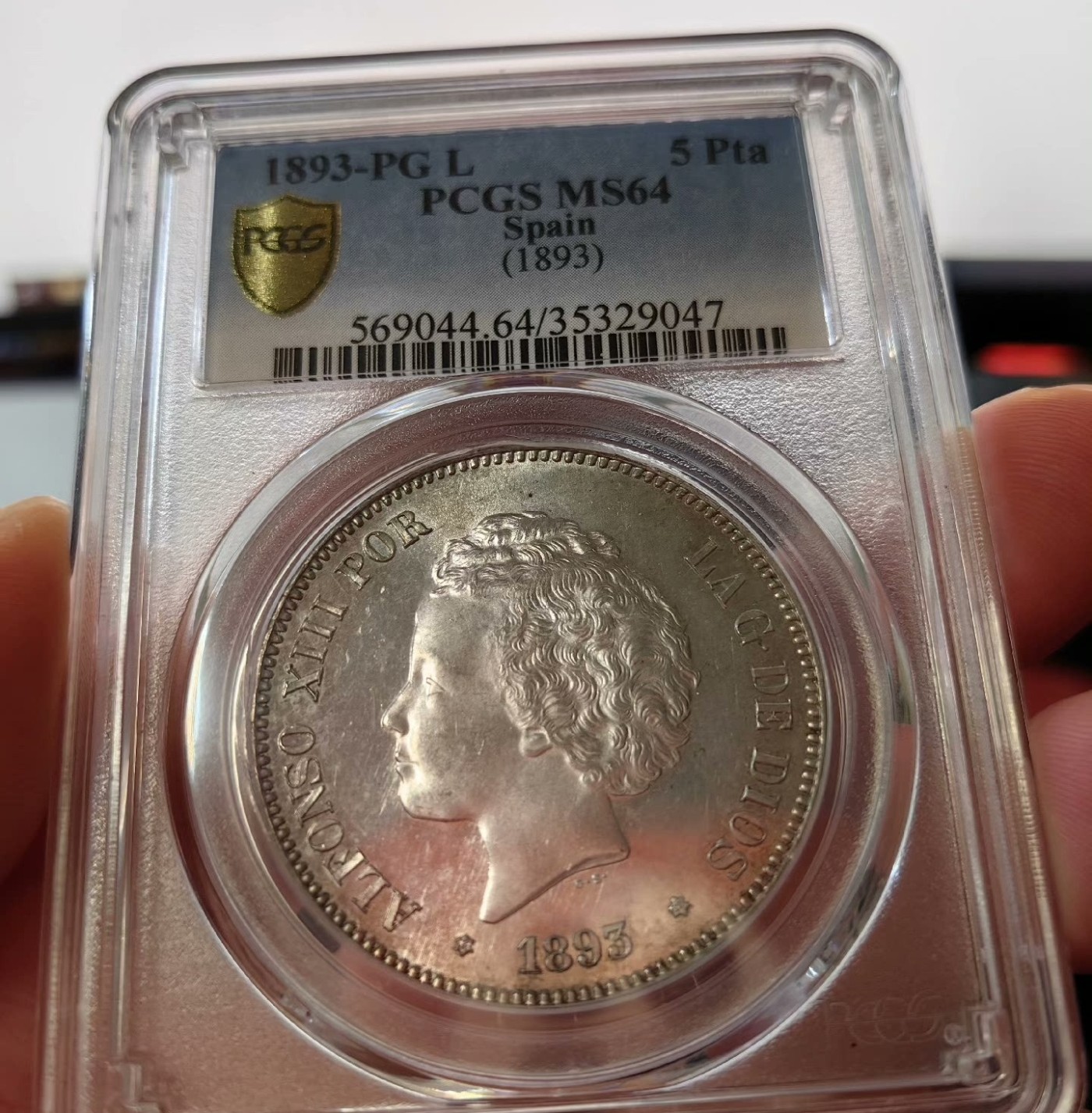 橡树集藏-006场 海纳百川 pcgs-Ms64 1893年西班牙5比塞塔大银币 阿方索十三世 爆炸头男童   数据库唯一冠军分，高分顶级品相，双面pl感十足，镜面感强烈。底板完美打制佳，双面深打，浮雕完美，头发丝丝入扣，实物绝美。车轮流银强霜光，西属大热门。可爱微笑男童，肥嘟嘟小脸。