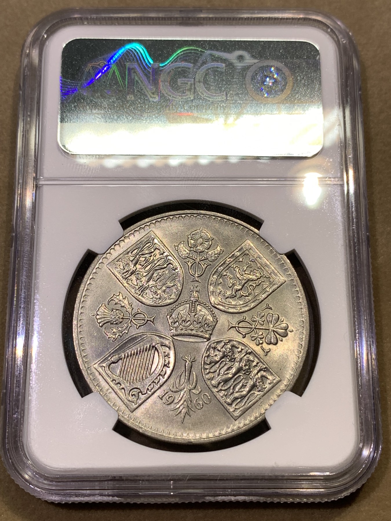 《竞宝斋》第180场-周日，周一2场 (全场包邮) NGC-MS63 英国1960伊丽莎白二世女王博览会纪念克朗，较少见品种，转光强烈，打制深峻，经典设计