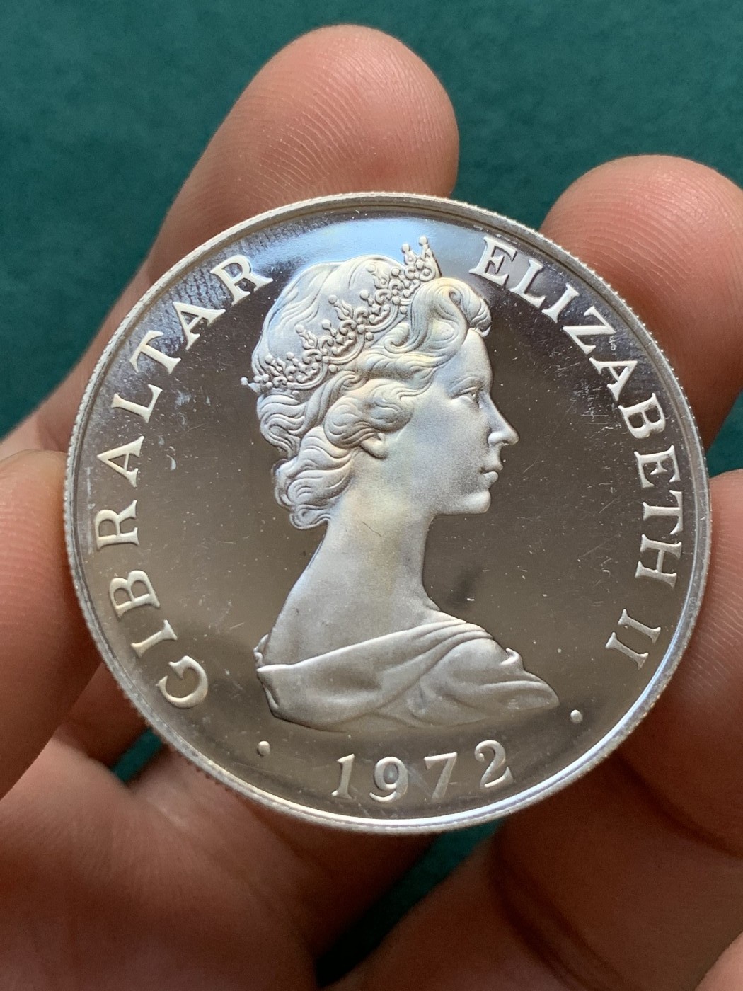 《竞宝斋》第180场-周日，周一2场 (全场包邮) 直布罗陀1972年25便士克朗精制银币，伊丽莎白女王银婚纪念。原盒装，28克、925银