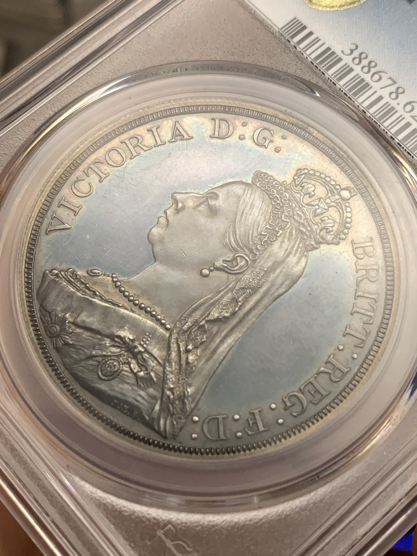 《竞宝斋》第180场-周日，周一2场 (全场包邮) PCGS PR62CAM 英国1887年 维多利亚女王 高冠马剑 一克朗银币 近乎完美的包浆 剑锋胸肌都没有磨损 低评品种