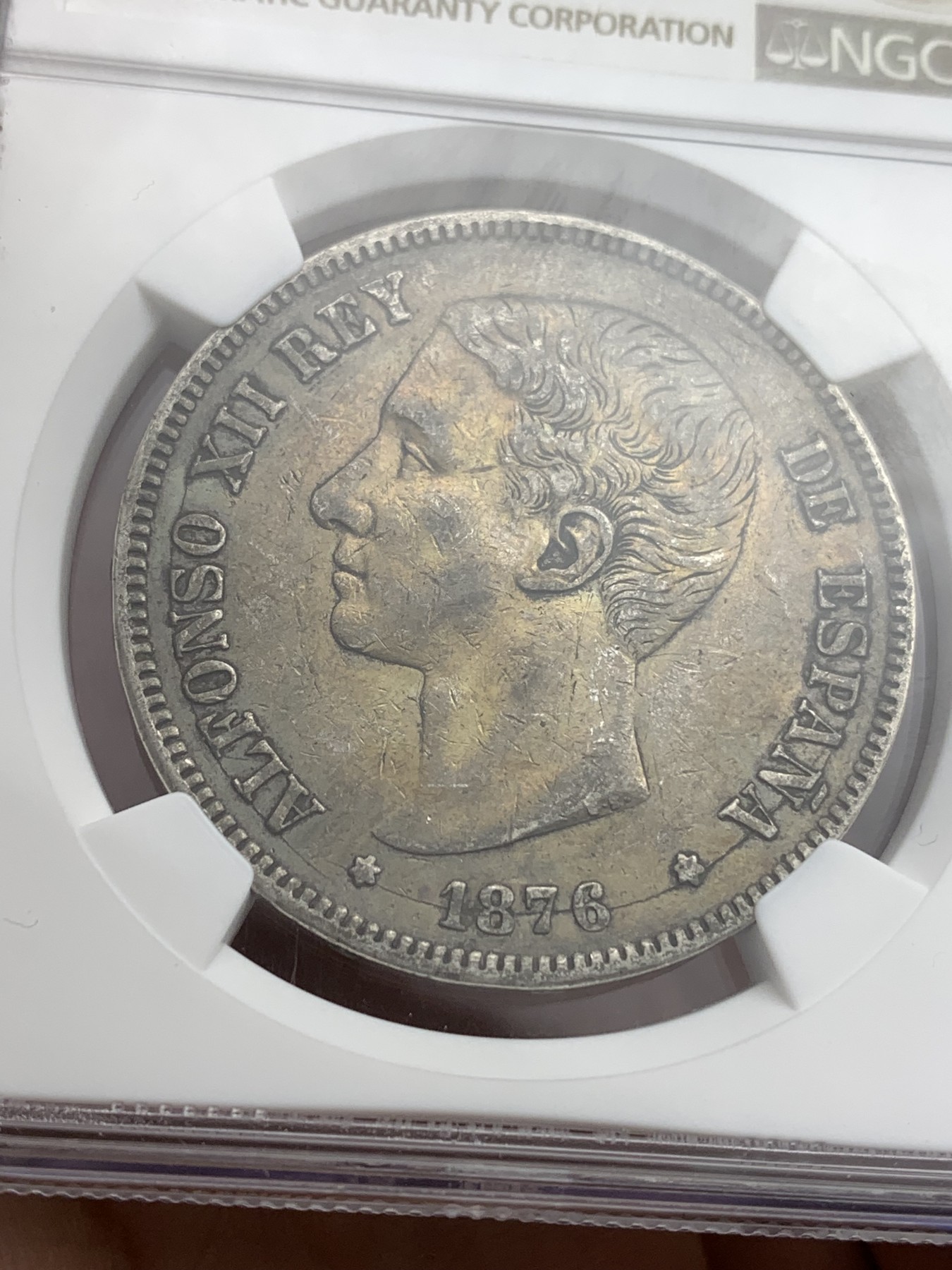 《竞宝斋》第180场-周日，周一2场 (全场包邮) NGC XFD 西班牙双柱阿方索十二世5P银币 双面深彩包浆 细节很不错