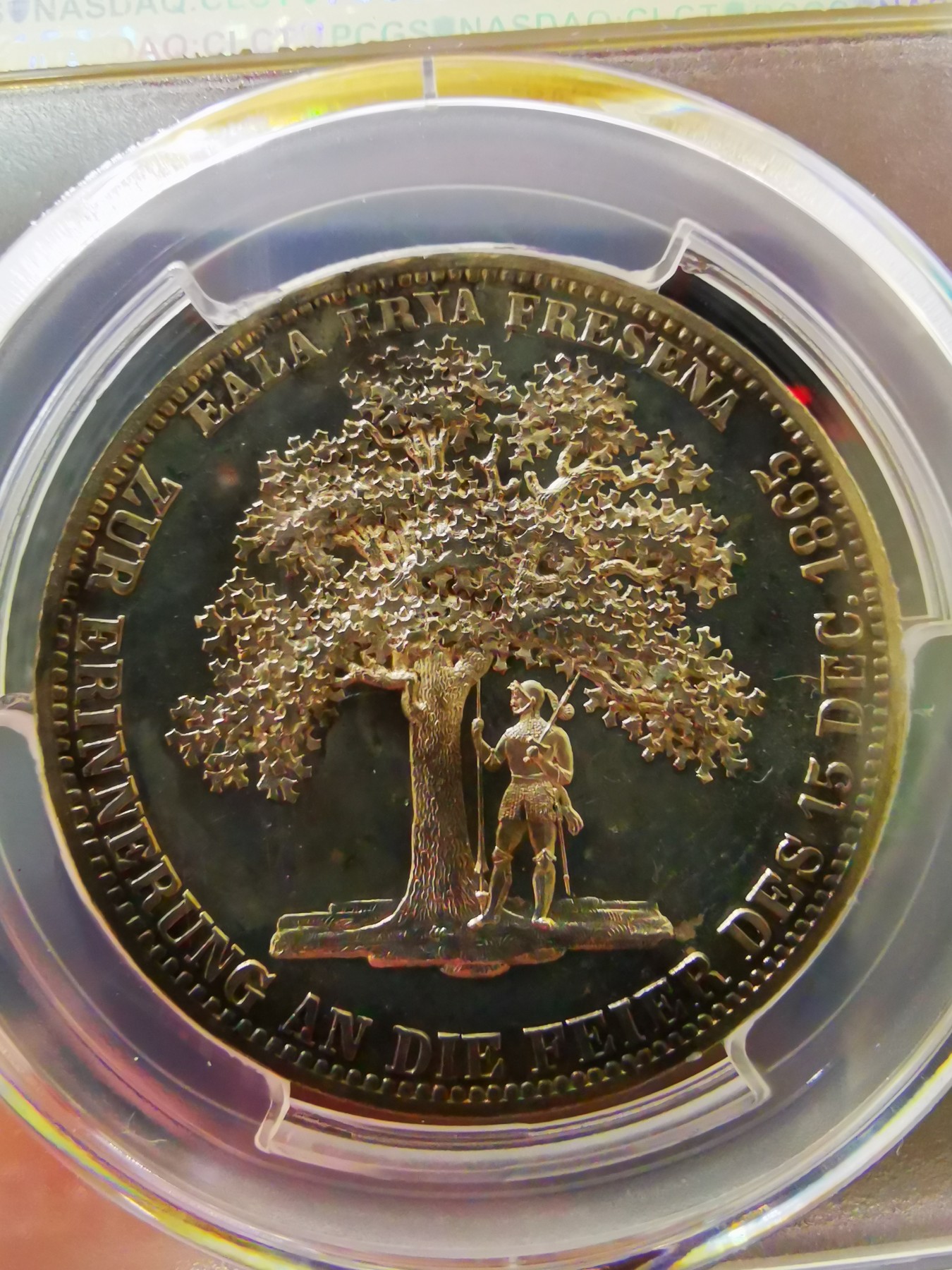 橡树集藏-006场 海纳百川 ngc-Ms63 1897年德国威廉一世银章，诞辰百年纪念，忠诚为国。双面灰彩包浆，浅浮雕设计。底板高点完美，实物低评。  正面戎装皇帝头像，铭文威廉大帝。背面一颗百年橡树，中间隔开，上书铭文: 你是帝国的中流砥柱，犹如橡树之躯干，坚定且忠诚， 造就独立之德国。 数据库唯一评级，冠军分。市面仅见，德国橡树题材币章大热门，可遇不可求。大尺寸银章，设计独特。