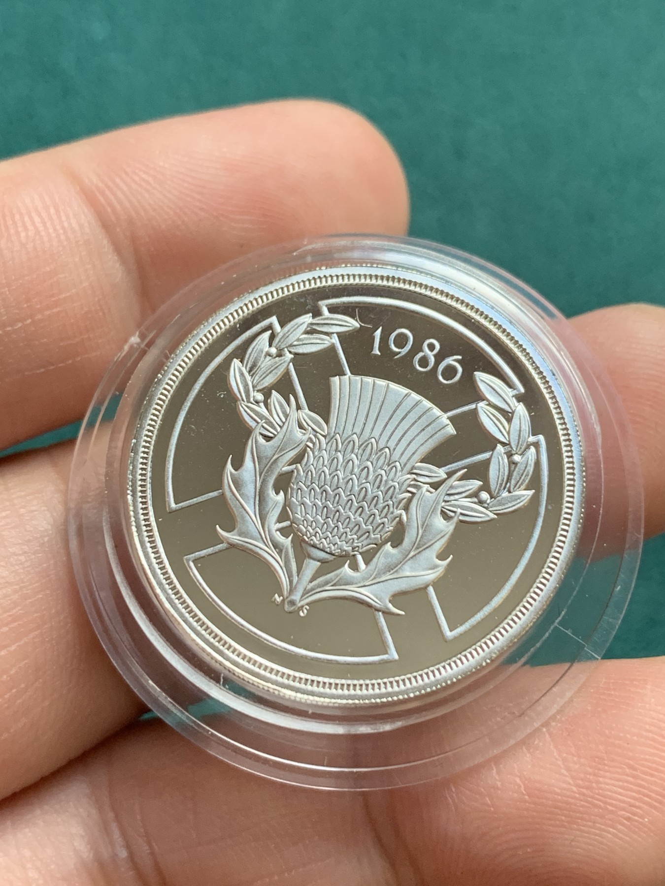 《竞宝斋》第180场-周日，周一2场 (全场包邮) 英国1986年2镑精制纪念银币PROOF， 原盒证，首枚2英镑纪念币