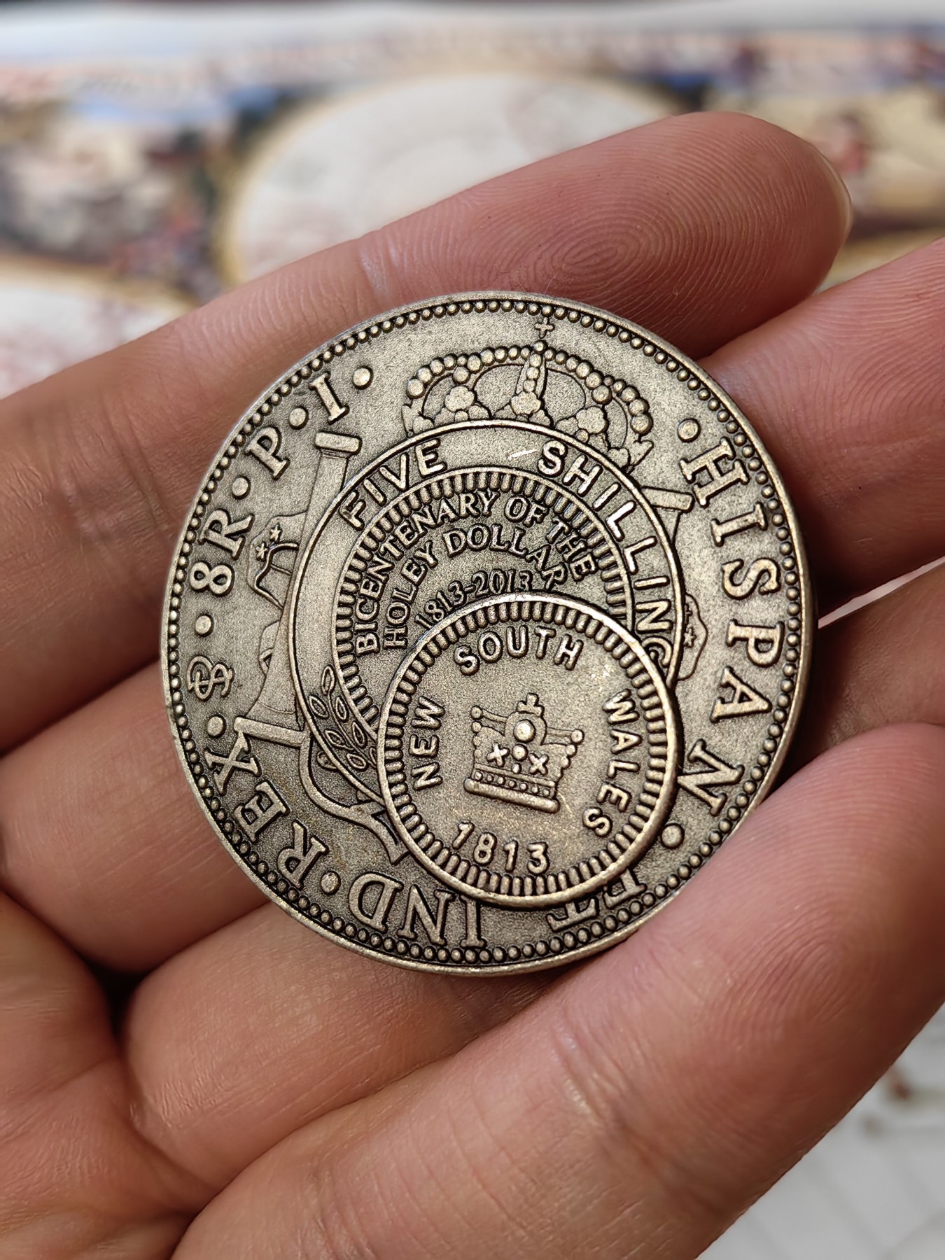 橡树集藏-006场 海纳百川 钱币元素纪念章，描绘了意大利马车，英国新便士样币，八个里亚尔等众多经典图案，很有意思的小玩具。