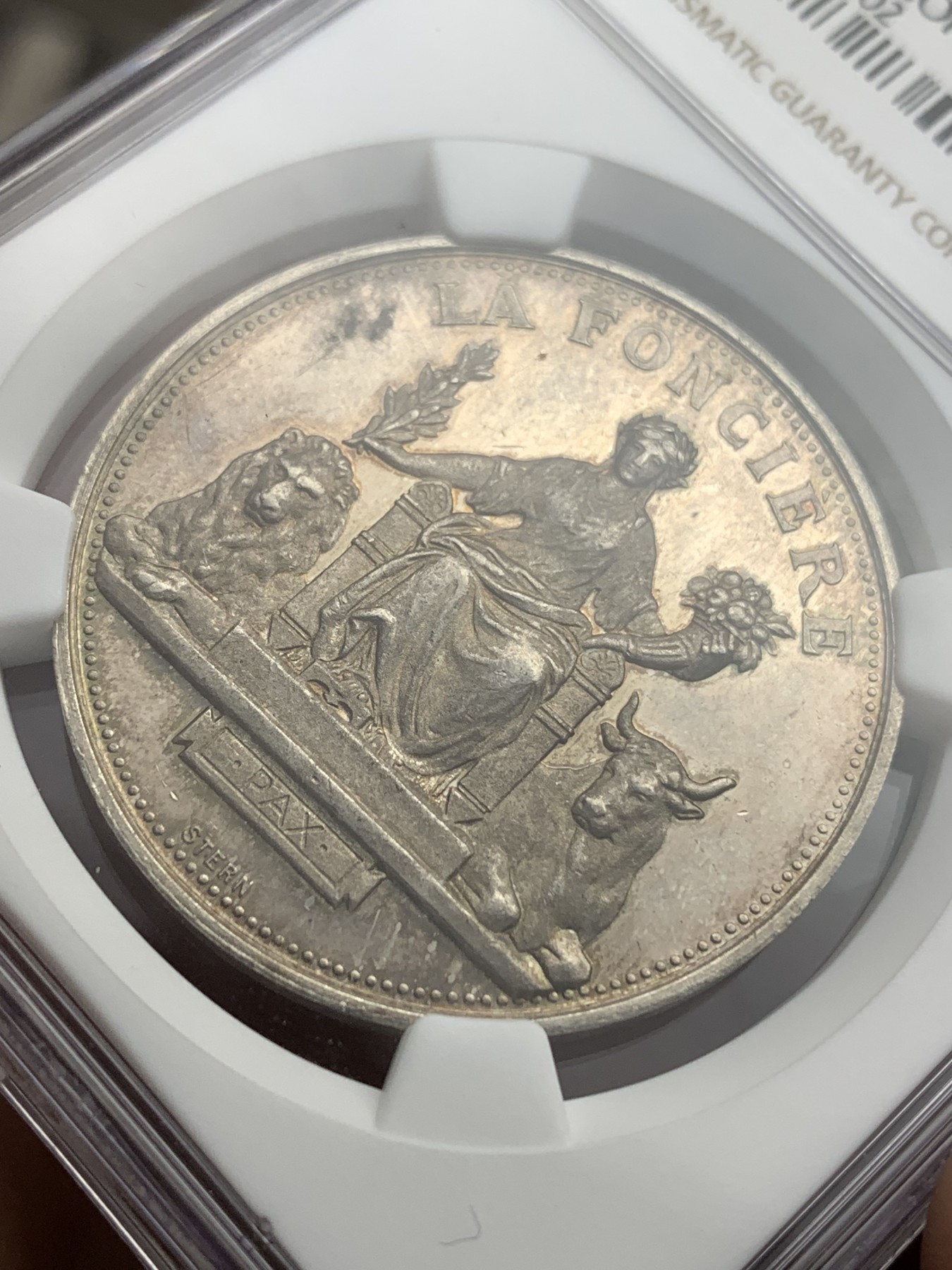 《竞宝斋》第180场-周日，周一2场 (全场包邮) NGC MS61法国保险公司女神银章直径:37mm重量:22.68g 边铭:丰饶角+银标章面有点镜面效果，女神细节漂亮