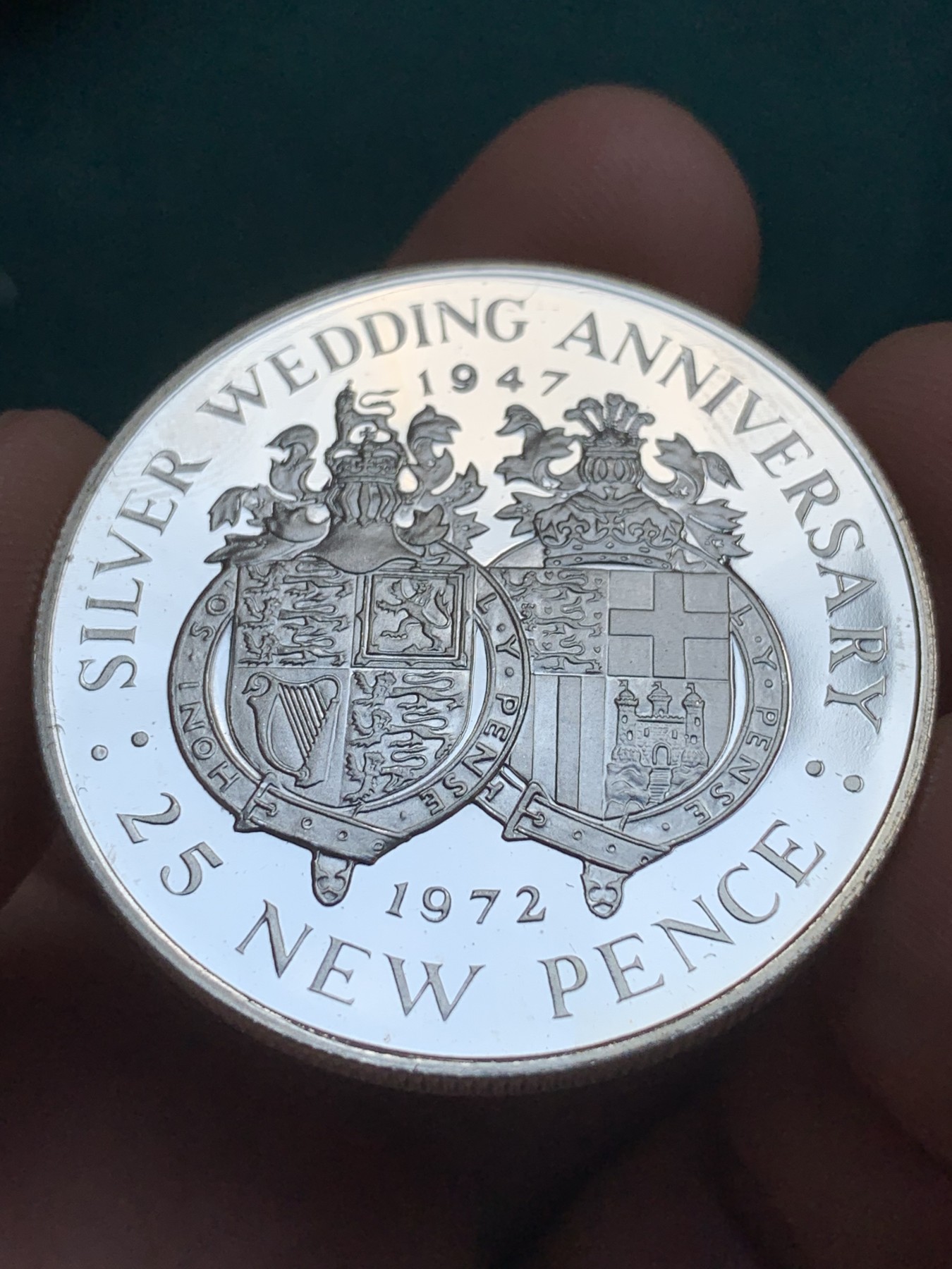 《竞宝斋》第180场-周日，周一2场 (全场包邮) 直布罗陀1972年25便士克朗精制银币，伊丽莎白女王银婚纪念。原盒装，28克、925银