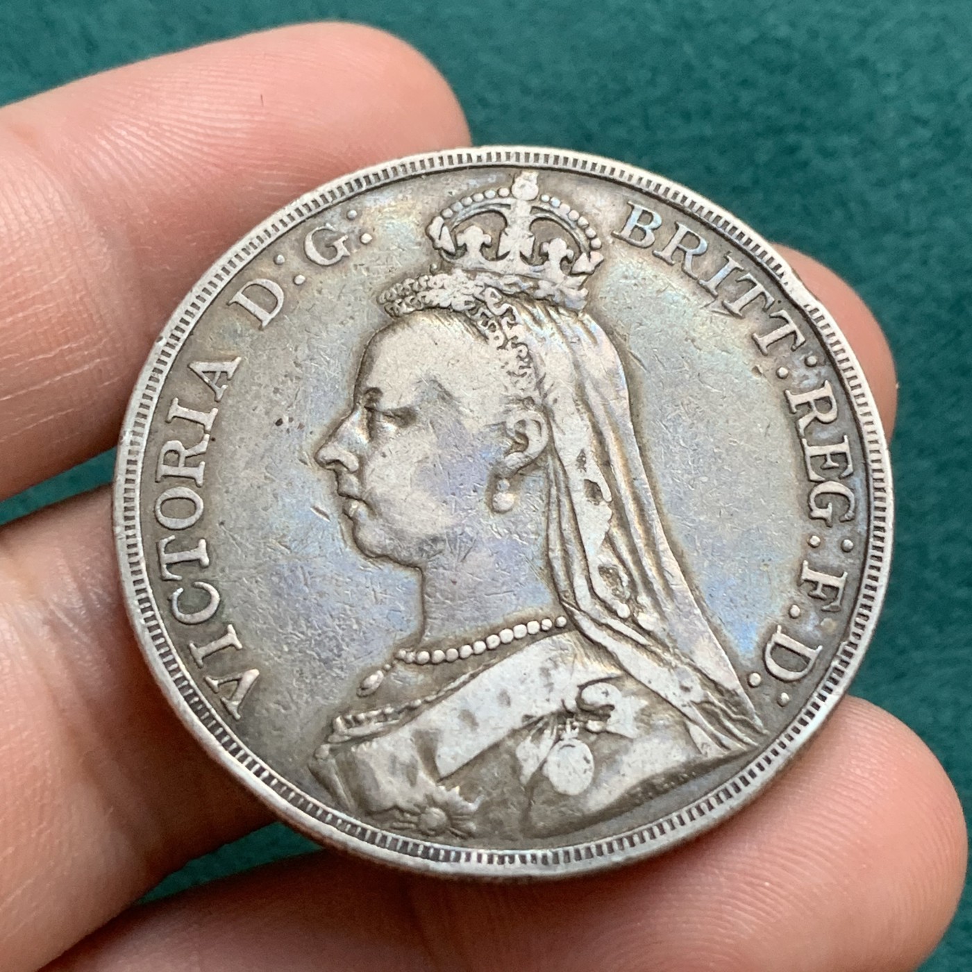 《竞宝斋》第180场-周日，周一2场 (全场包邮) 英国 1889年维多利亚高冠马剑克朗大银币，流通品相老包浆，味道舒服 细节见图