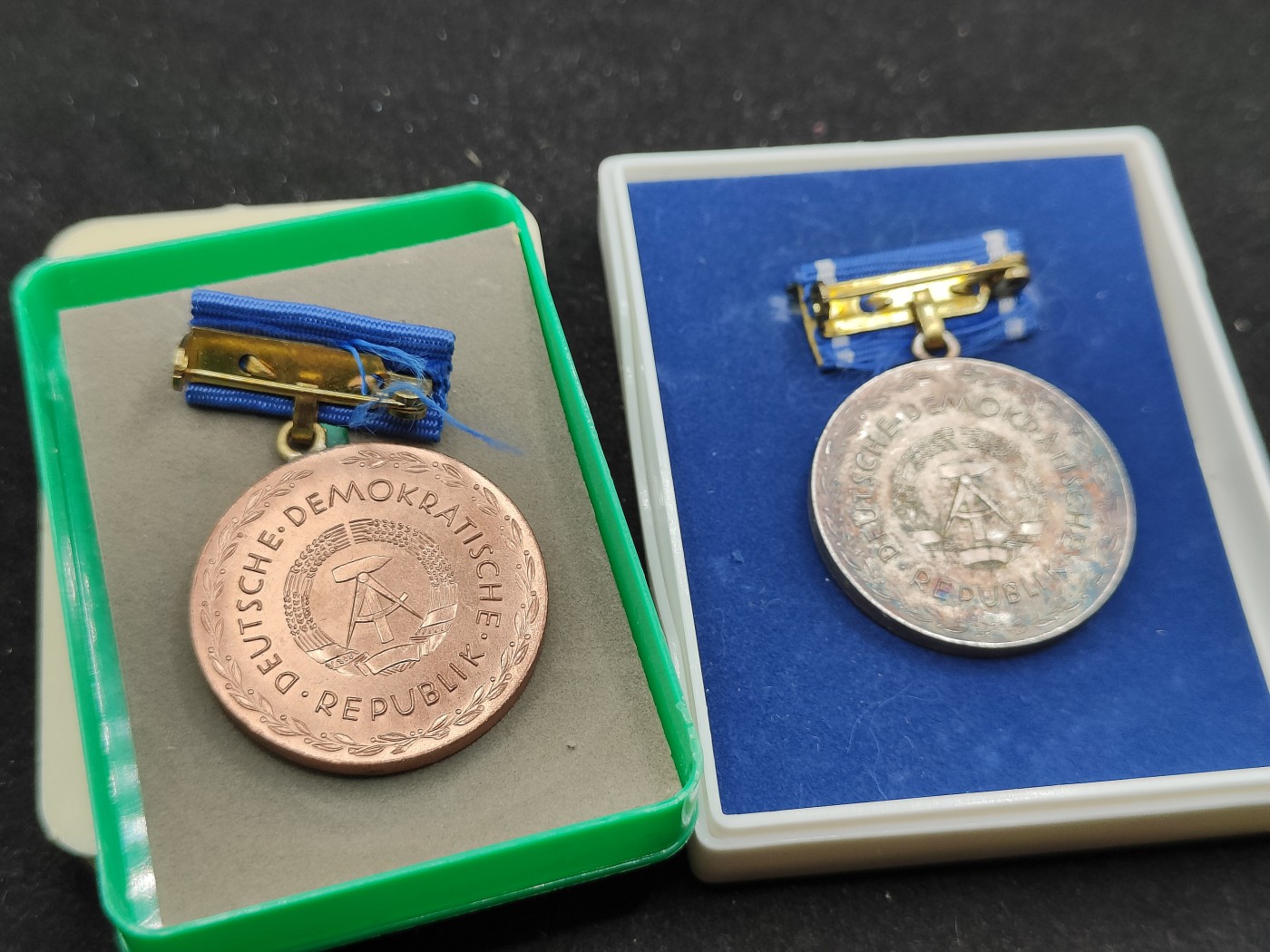 全场0元起拍 第72期 咸鱼国勋章拍卖专场 7月12日（周三）下午6：00开始 东德裴斯洛泰齐忠诚服务奖章两个 银级为早期镀银