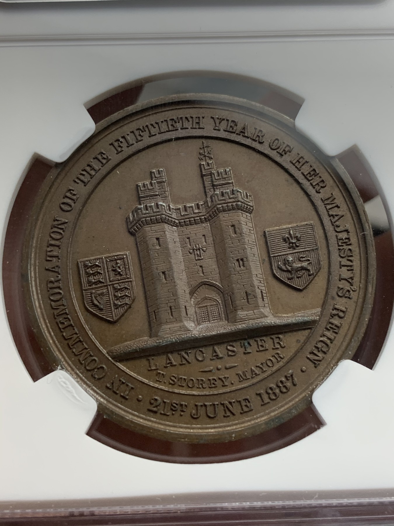 《竞宝斋》第180场-周日，周一2场 (全场包邮) NGC-MS63 1887年维多利亚加冕50周年黄金禧年铜章，背兰开斯特城堡和徽章，少见品种带高级原装木盒。