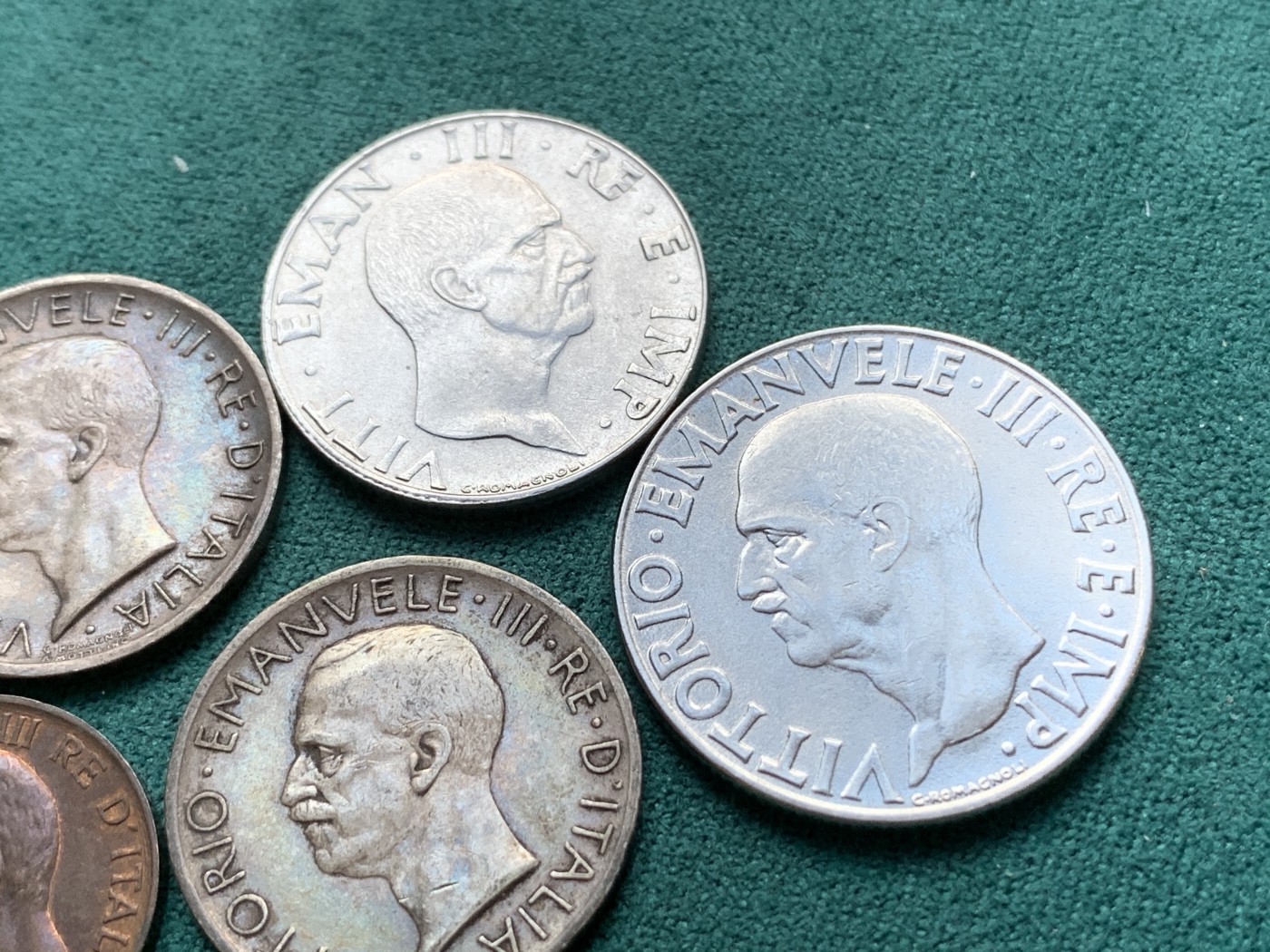 《竞宝斋》第180场-周日，周一2场 (全场包邮) 意大利钱币一组，含1927年5里拉835高银币两枚+1922年5分+1940里拉+1940年50分，高品相，原始状态老包浆，传世味道一流