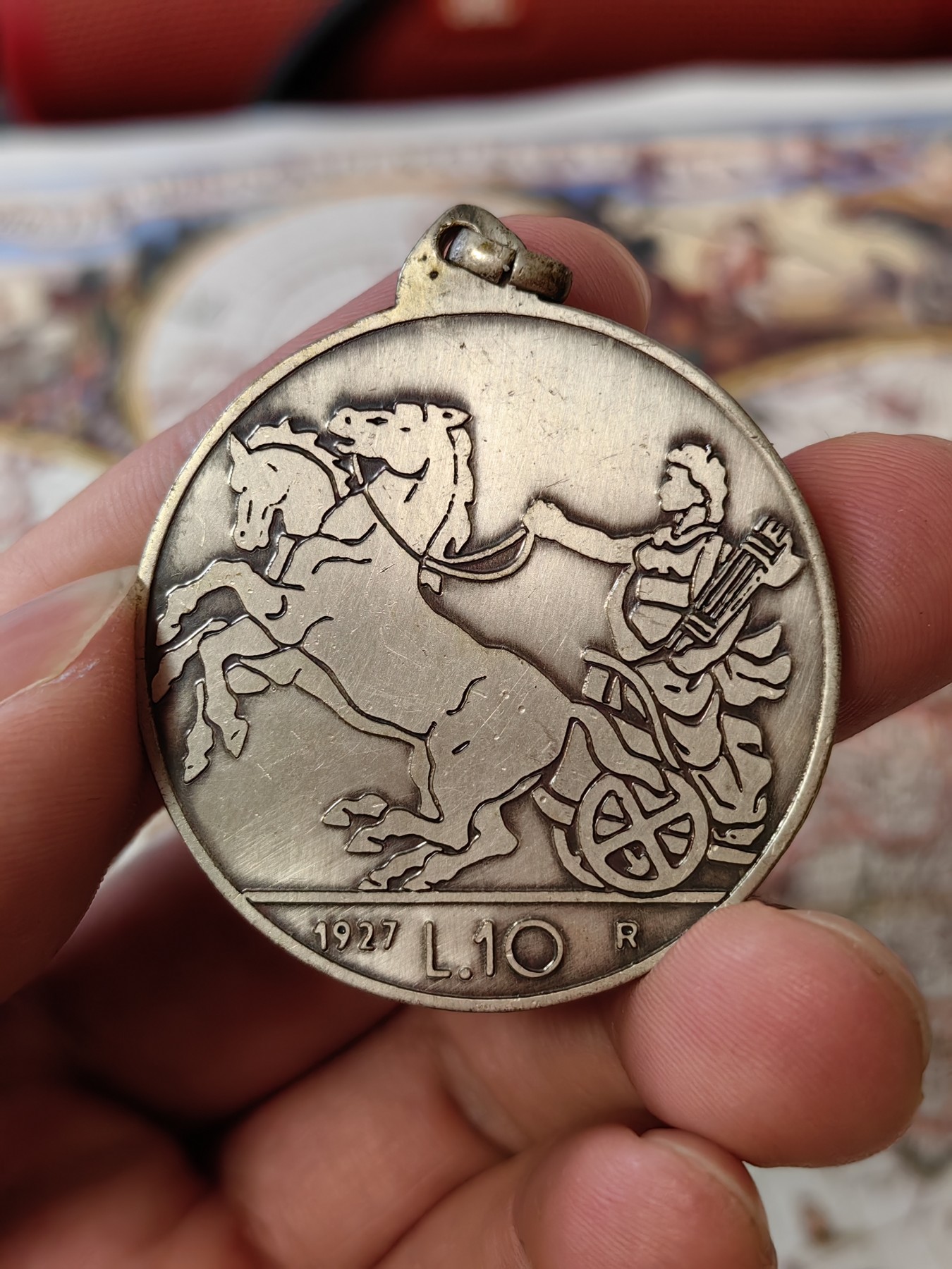 橡树集藏-006场 海纳百川 钱币元素纪念章，描绘了意大利马车，英国新便士样币，八个里亚尔等众多经典图案，很有意思的小玩具。