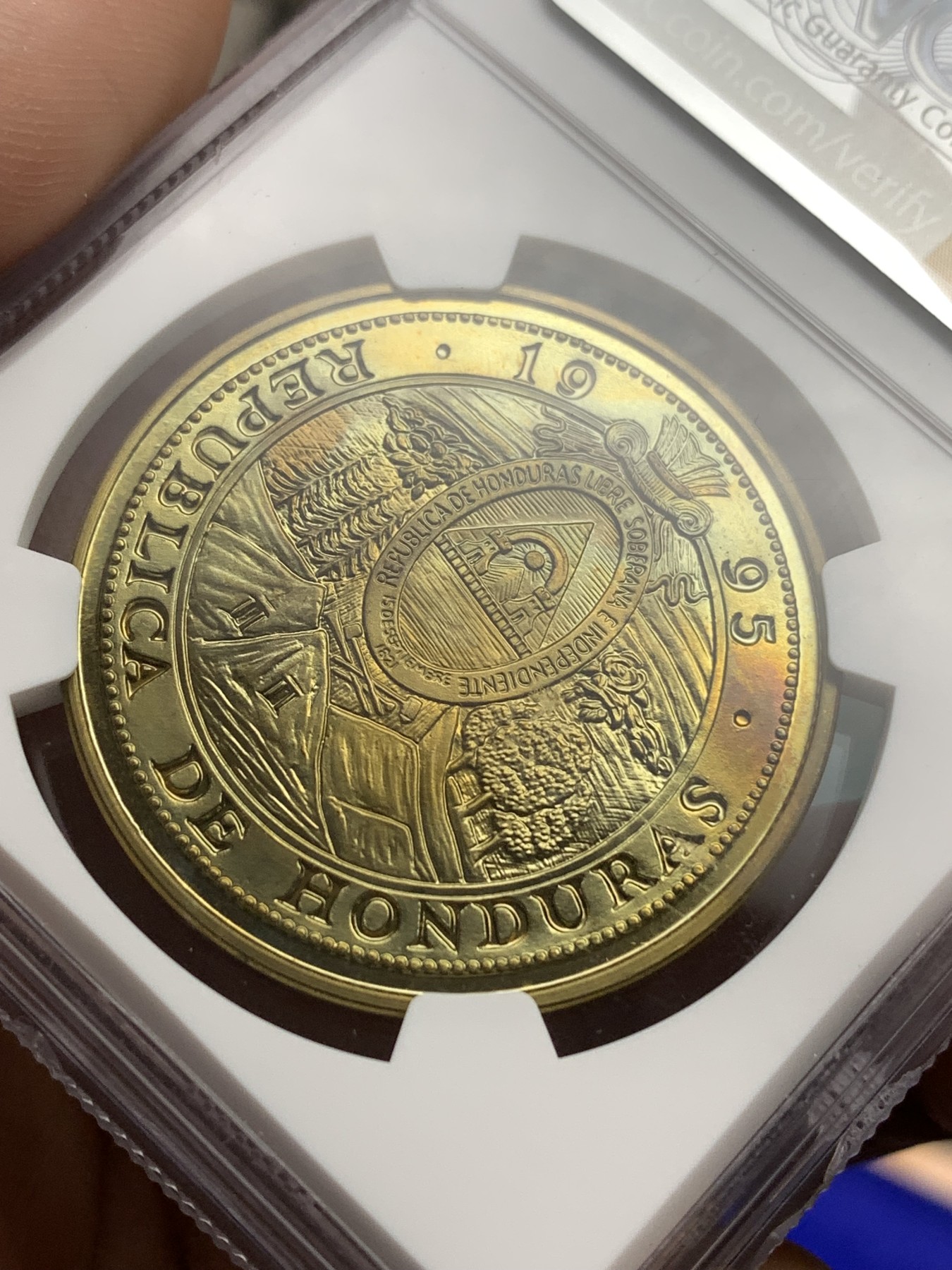 《竞宝斋》第180场-周日，周一2场 (全场包邮) NGC-PF68 CAMEO 1995年洪都拉斯10伦皮拉精制大铜币，铸量仅150枚，见于珍稀币目录。大尺寸铜币，背面景物刻画细致入微，工艺精湛。