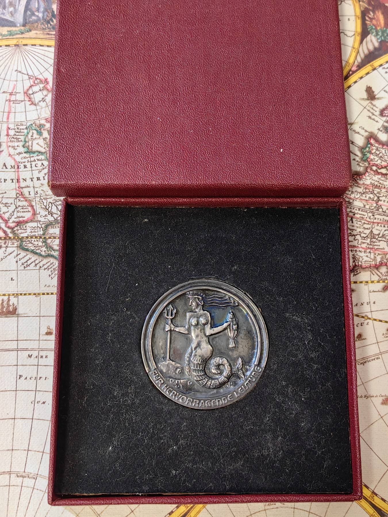 橡树集藏-006场 海纳百川 德国渔业协会银章 美人鱼和渔民 高浮雕好品相 克苏鲁风格 原盒完好