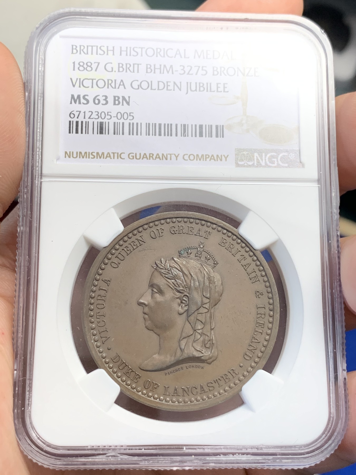 《竞宝斋》第180场-周日，周一2场 (全场包邮) NGC-MS63 1887年维多利亚加冕50周年黄金禧年铜章，背兰开斯特城堡和徽章，少见品种带高级原装木盒。