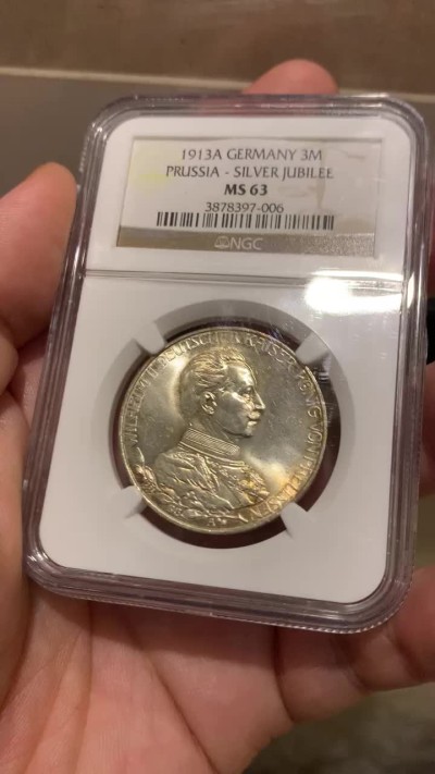 《竞宝斋》第180场-周日，周一2场 (全场包邮) NGC-MS63 1913年 德国 普鲁士威廉二世戎装3马克，顶级车轮光。状态极佳，不输64的状态，老盒严评。