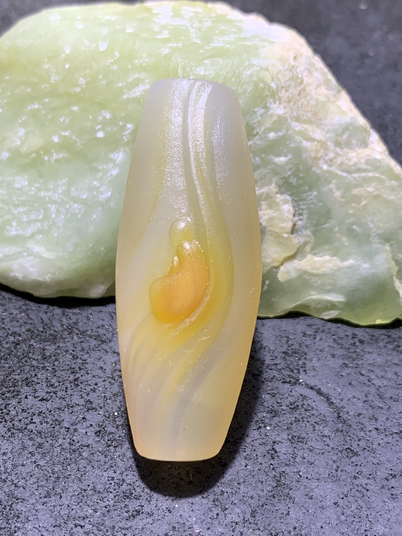 精美高玉化亚光海洋玉髓手工俏色巧雕立地成佛意境大桶珠一个！