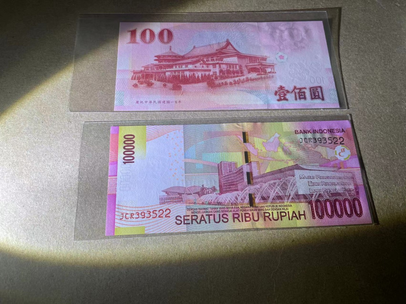【Blue Auction】✨世界纸币精拍第344期——周日畅拍场【精】 【一组2张】印尼 10万卢比&台湾 100元 全新UNC （印尼有个小角折）