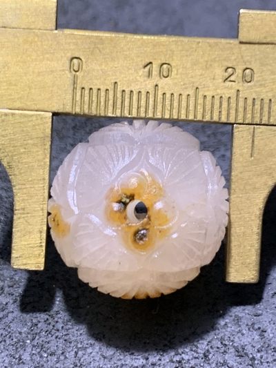 精美满冰原皮亚光战国红玛瑙手工雕刻莲花珠一个， 精美满冰原皮亚光战国红玛瑙手工雕刻莲花珠一个，