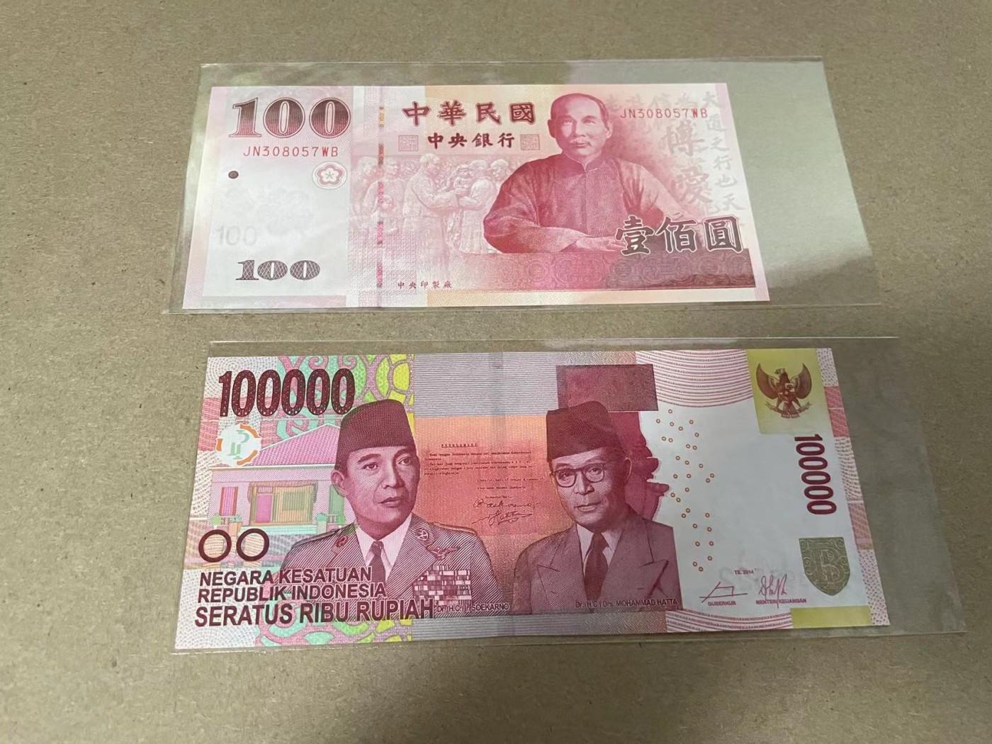 【Blue Auction】✨世界纸币精拍第344期——周日畅拍场【精】 【一组2张】印尼 10万卢比&台湾 100元 全新UNC （印尼有个小角折）