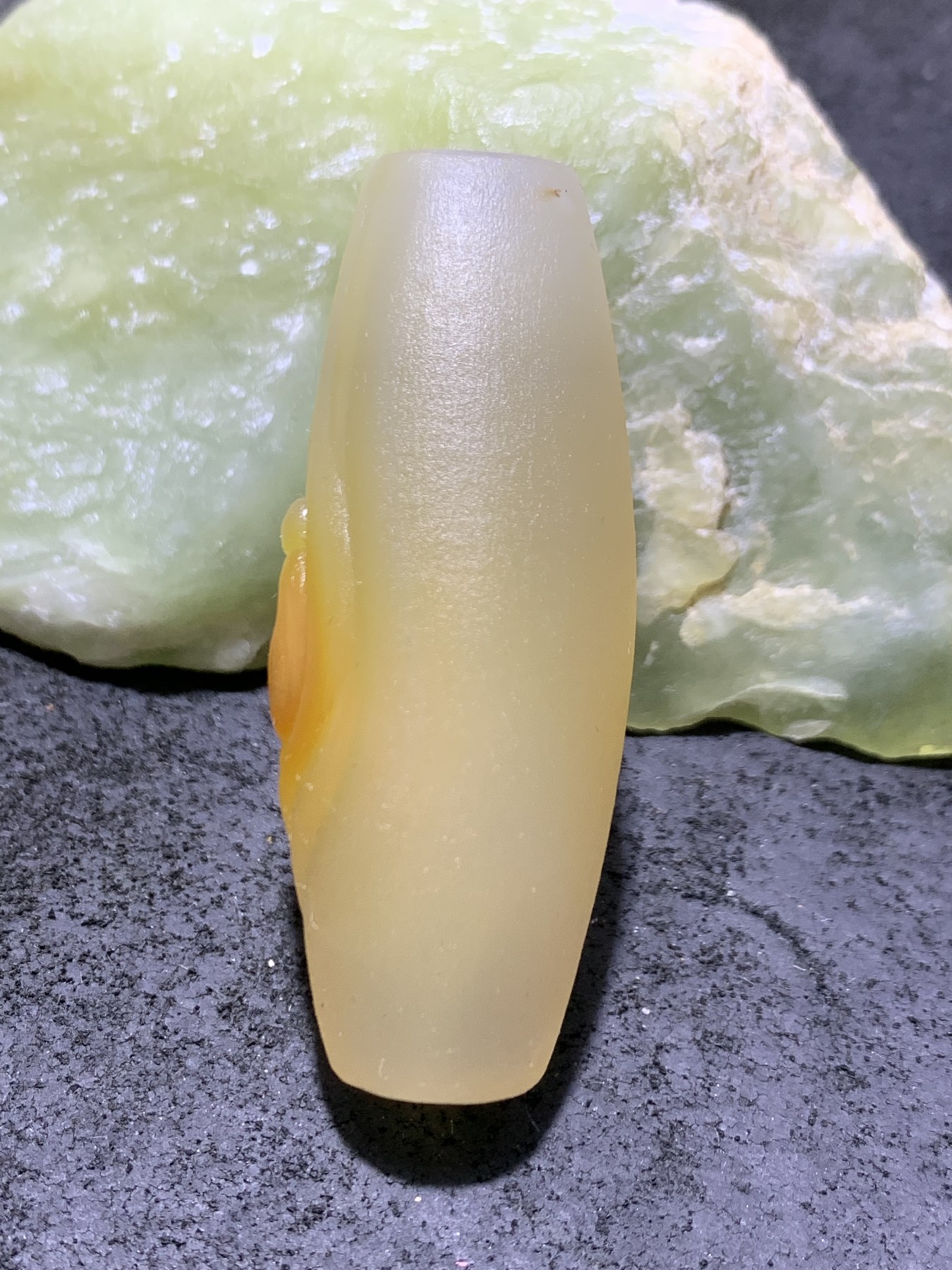 精美高玉化亚光海洋玉髓手工俏色巧雕立地成佛意境大桶珠一个！