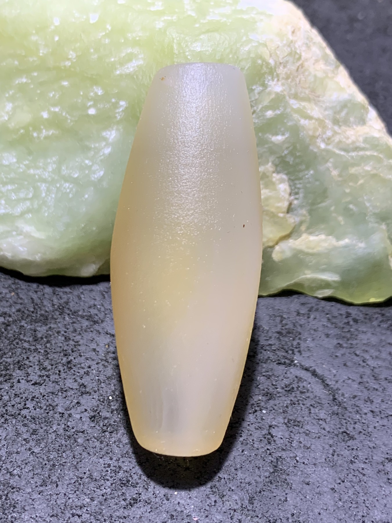精美高玉化亚光海洋玉髓手工俏色巧雕立地成佛意境大桶珠一个！