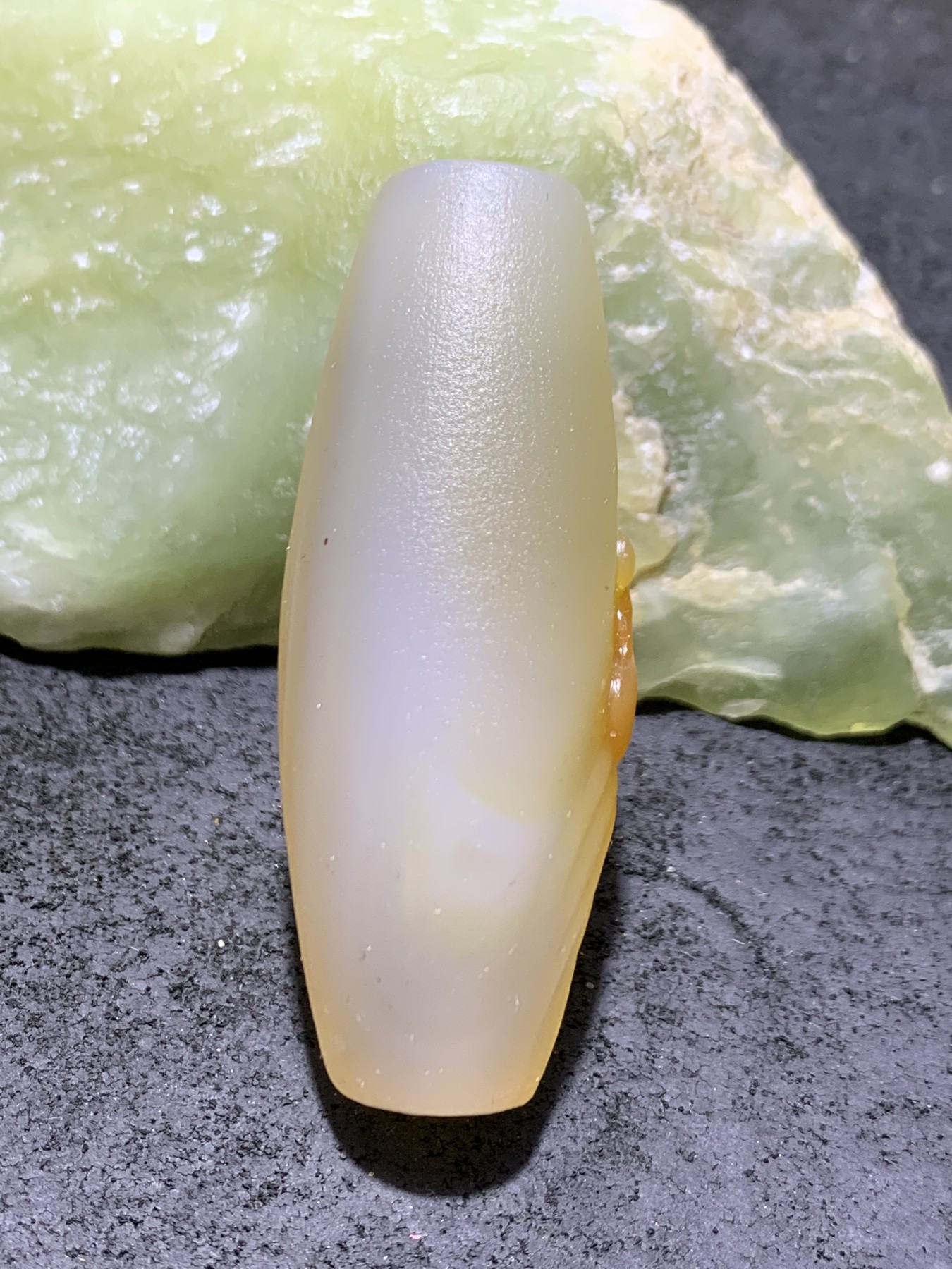 精美高玉化亚光海洋玉髓手工俏色巧雕立地成佛意境大桶珠一个！