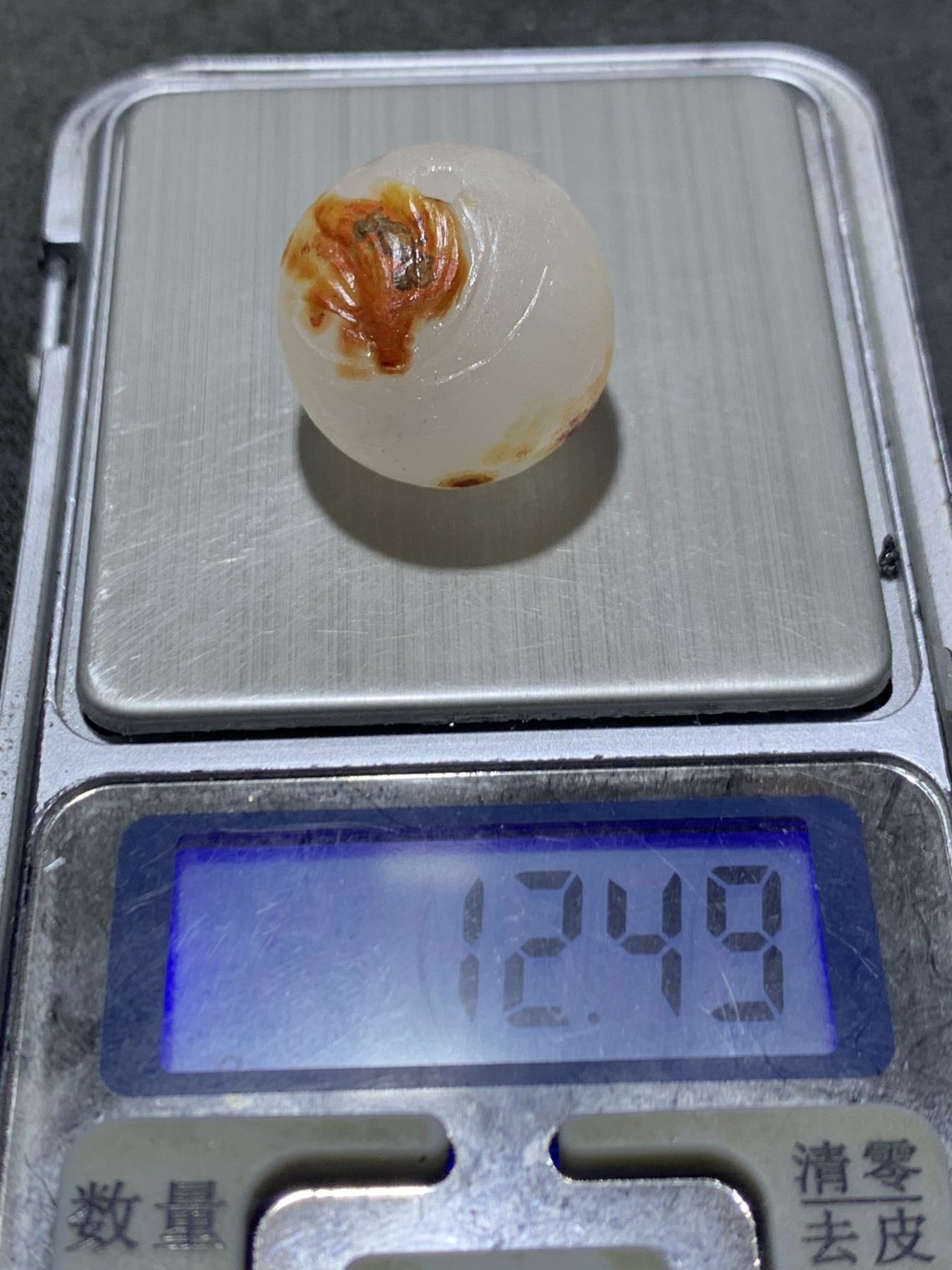 精美亚光高玉化冰飘战国红玛瑙手工俏色巧雕斗，鱼随形珠子一颗！