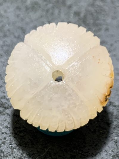 精美满冰原皮亚光战国红玛瑙手工雕刻莲花珠一个， 精美满冰原皮亚光战国红玛瑙手工雕刻莲花珠一个，