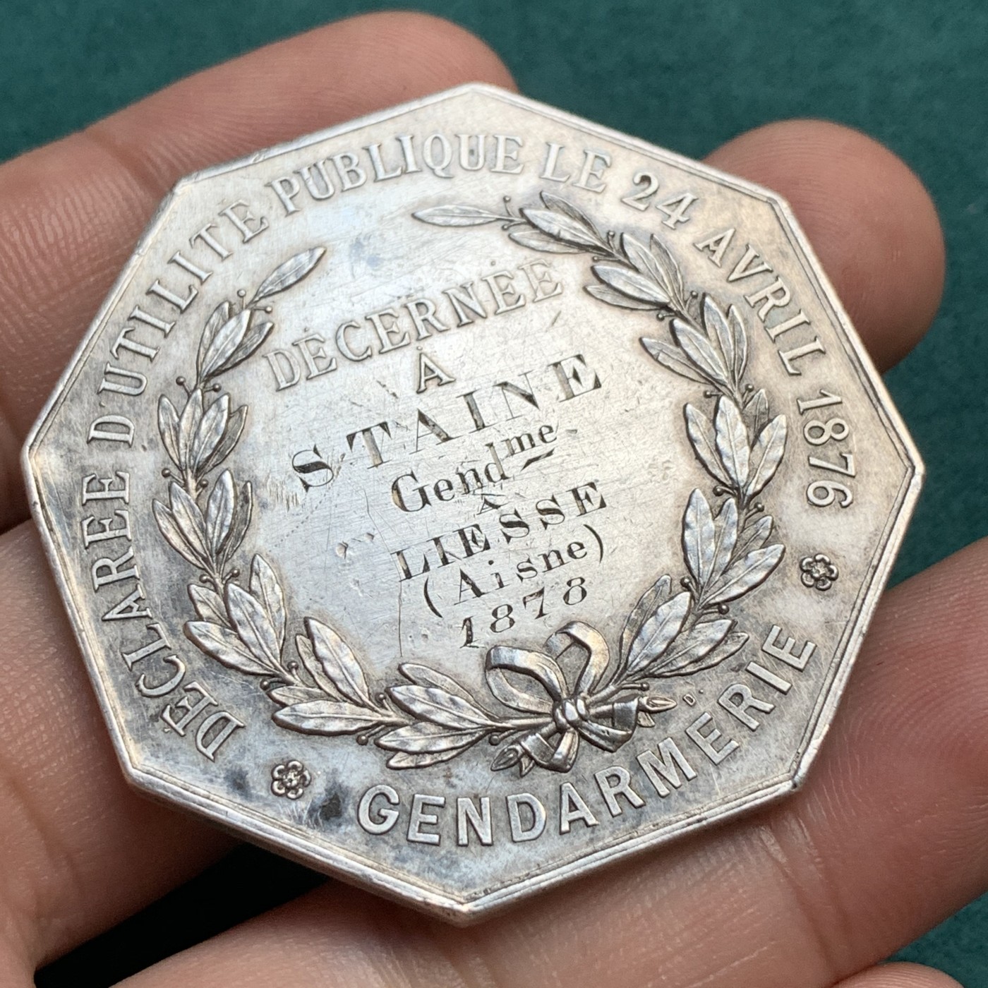 《竞宝斋》八角代币+章牌专场！第182场-周日，周一，周二 3场 (全场包邮) 法国1878年八角银章，中央反盗猎协会，圣休伯特的雄鹿，38.90g，45.7mm，此款少见蜜蜂边铭，长鹿角大版，常见的是20g，36mm尺寸