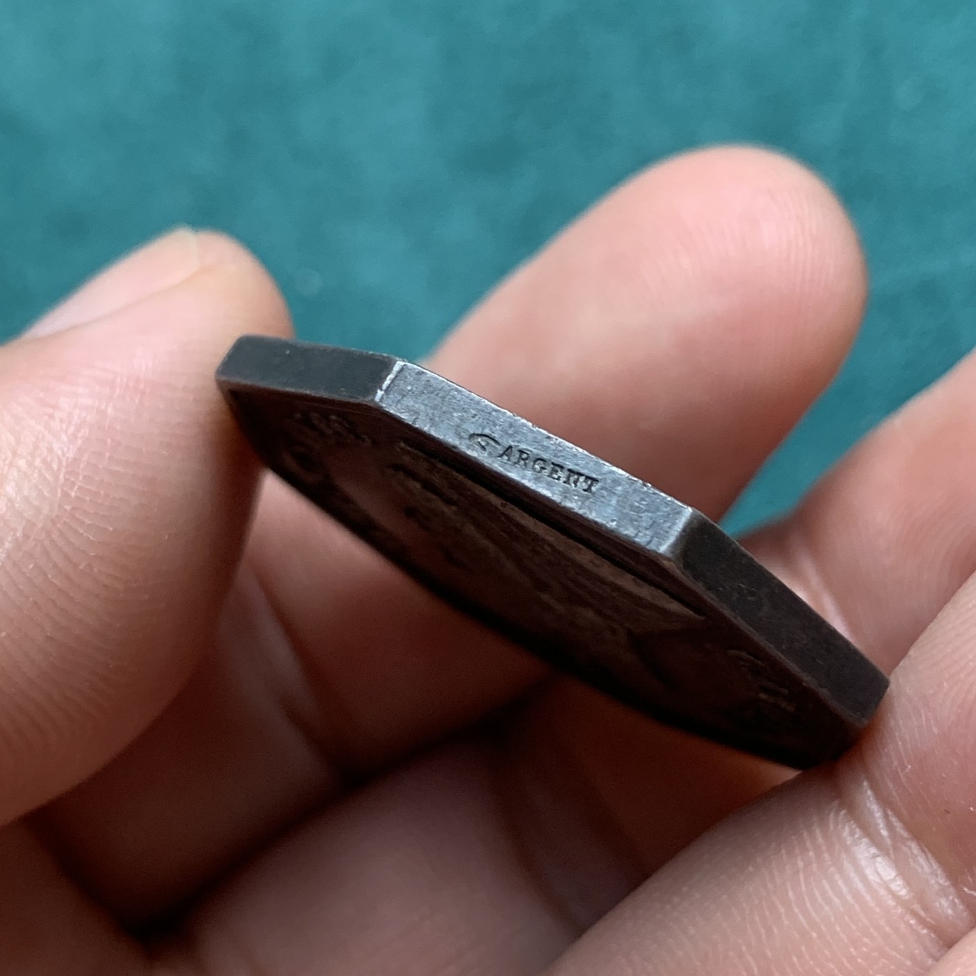 《竞宝斋》八角代币+章牌专场！第182场-周日，周一，周二 3场 (全场包邮) 法国1847年塞纳河系教学负责人八角银质代币 正面是查理大帝，手指铭标 15.09g，31mm