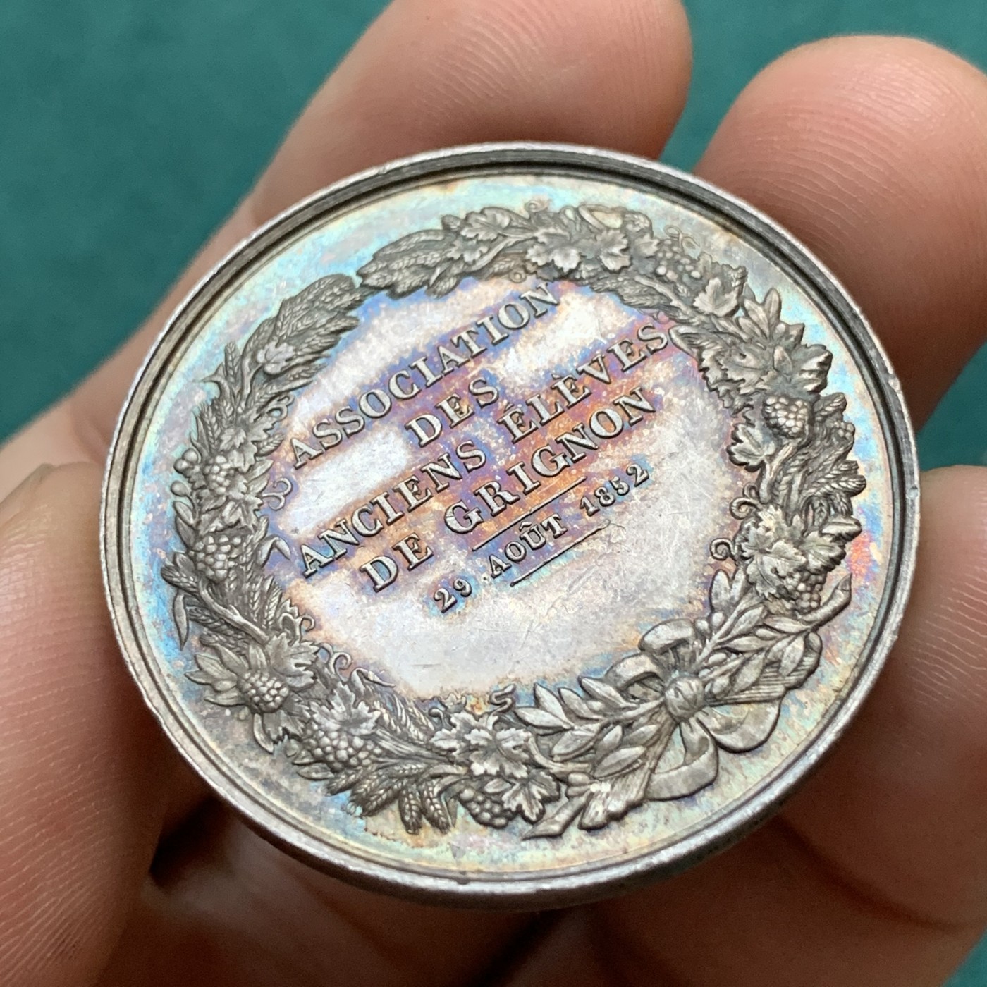 《竞宝斋》八角代币+章牌专场！第182场-周日，周一，周二 3场 (全场包邮) 法国格里尼翁校友会银质代币，23.38g，37mm，蜜蜂边铭，奥古斯丁·贝拉 (Augustin Bella) 右侧的胸像，他是格里尼翁皇家农艺研究所的第一任所长，五彩包浆