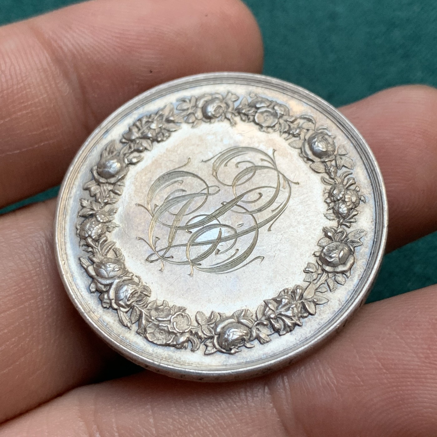 《竞宝斋》八角代币+章牌专场！第182场-周日，周一，周二 3场 (全场包邮) 法国结婚纪念银章，16.36g，33.7mm，烟斗边铭（1879年仅铸造几个月）